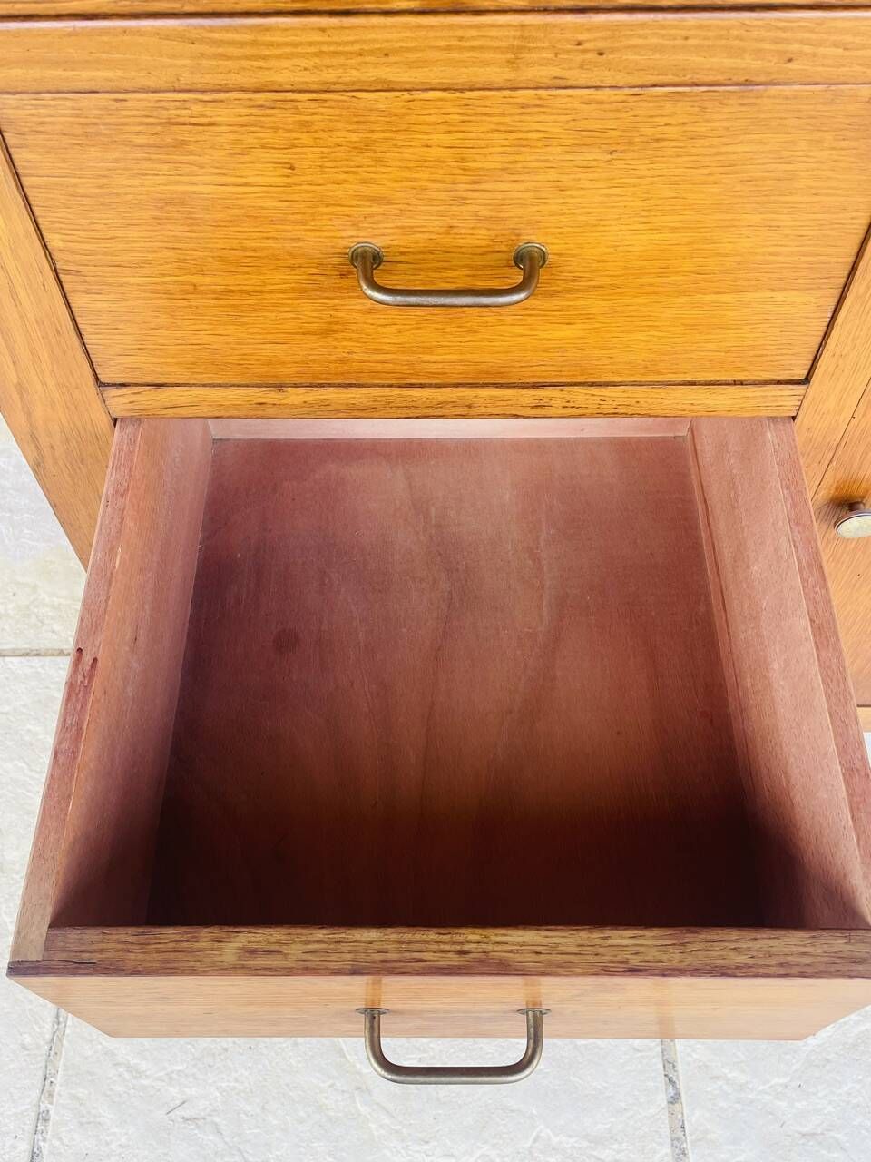 Vintage oak storage unit with drawers from the 50s/60s.
