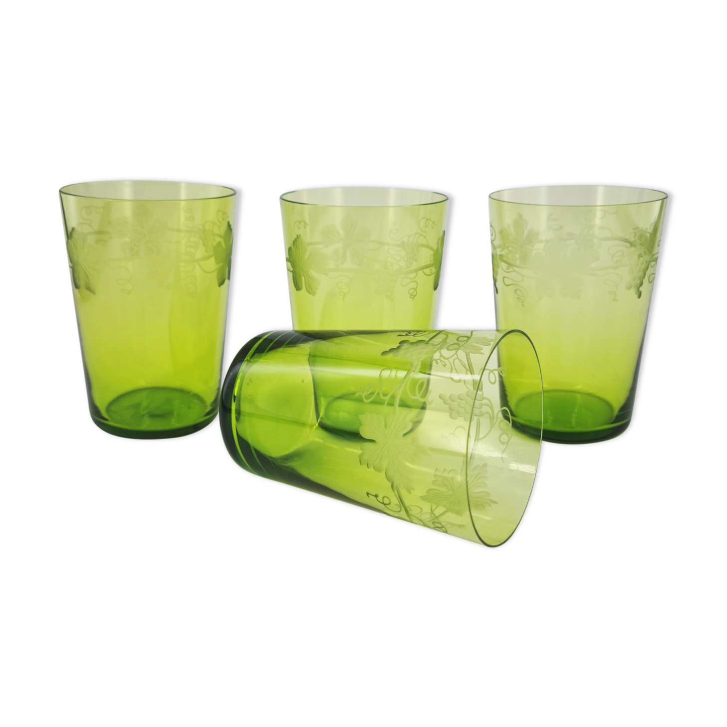 series of 4 water cups in Baccarat crystal, late nineteenth century decorated with grape bunches and grapefruits