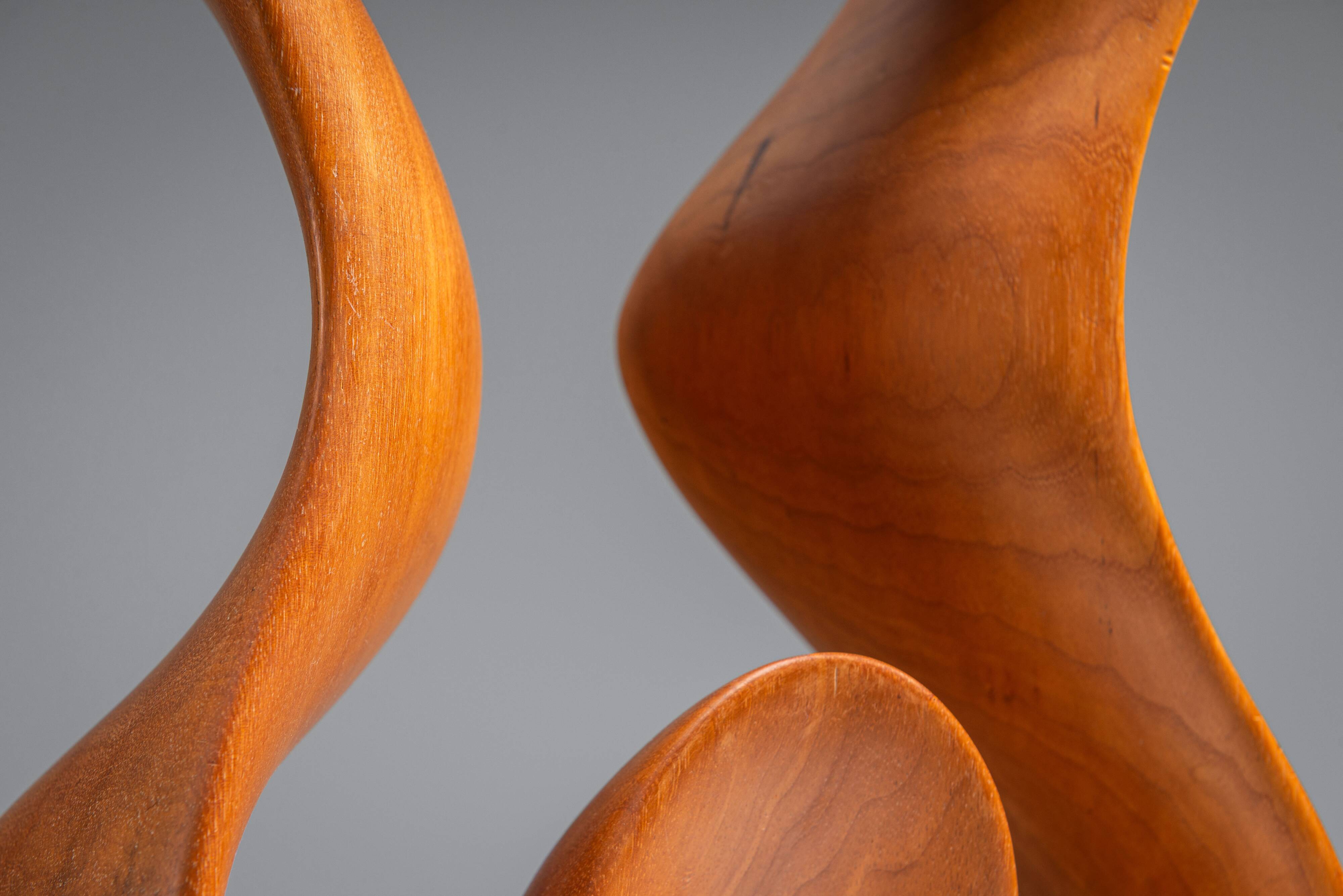 Sculpture abstraite avec des courbes organiques fluides.