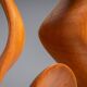 Sculpture abstraite avec des courbes organiques fluides.