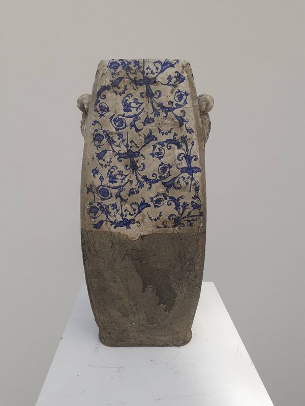 Vase avec émaillage bleu et blanc sur terre cuite