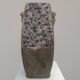 Vase avec émaillage bleu et blanc sur terre cuite