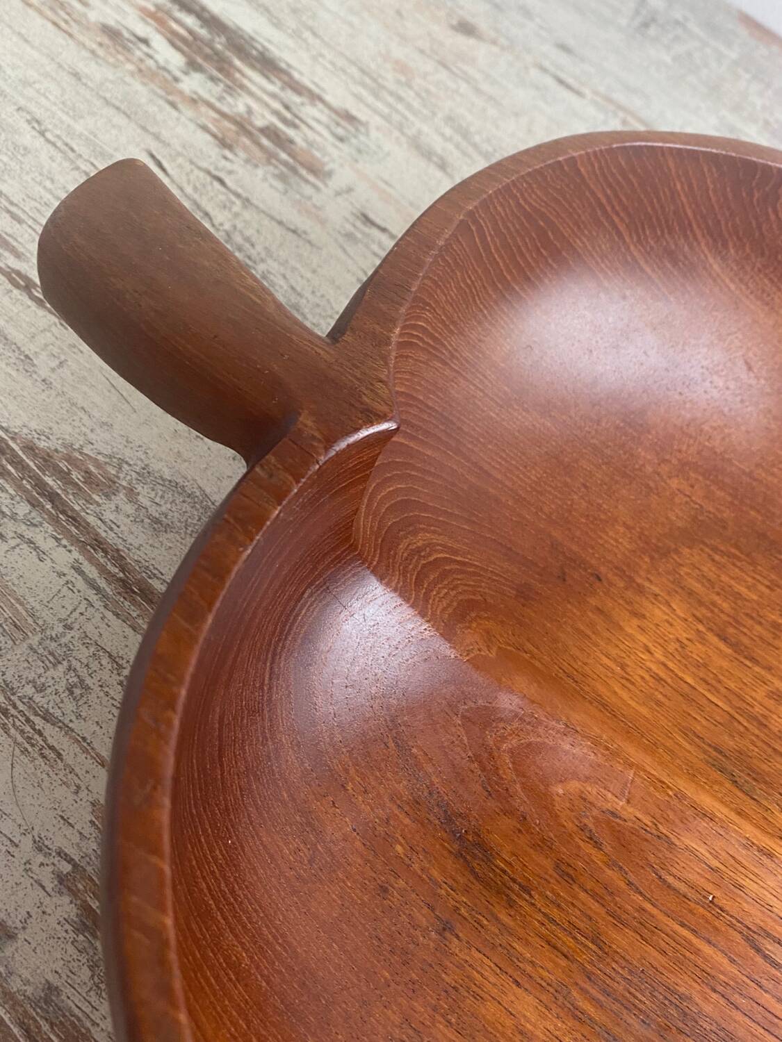 Fruit bowl, apple-shaped salad bowl in teak