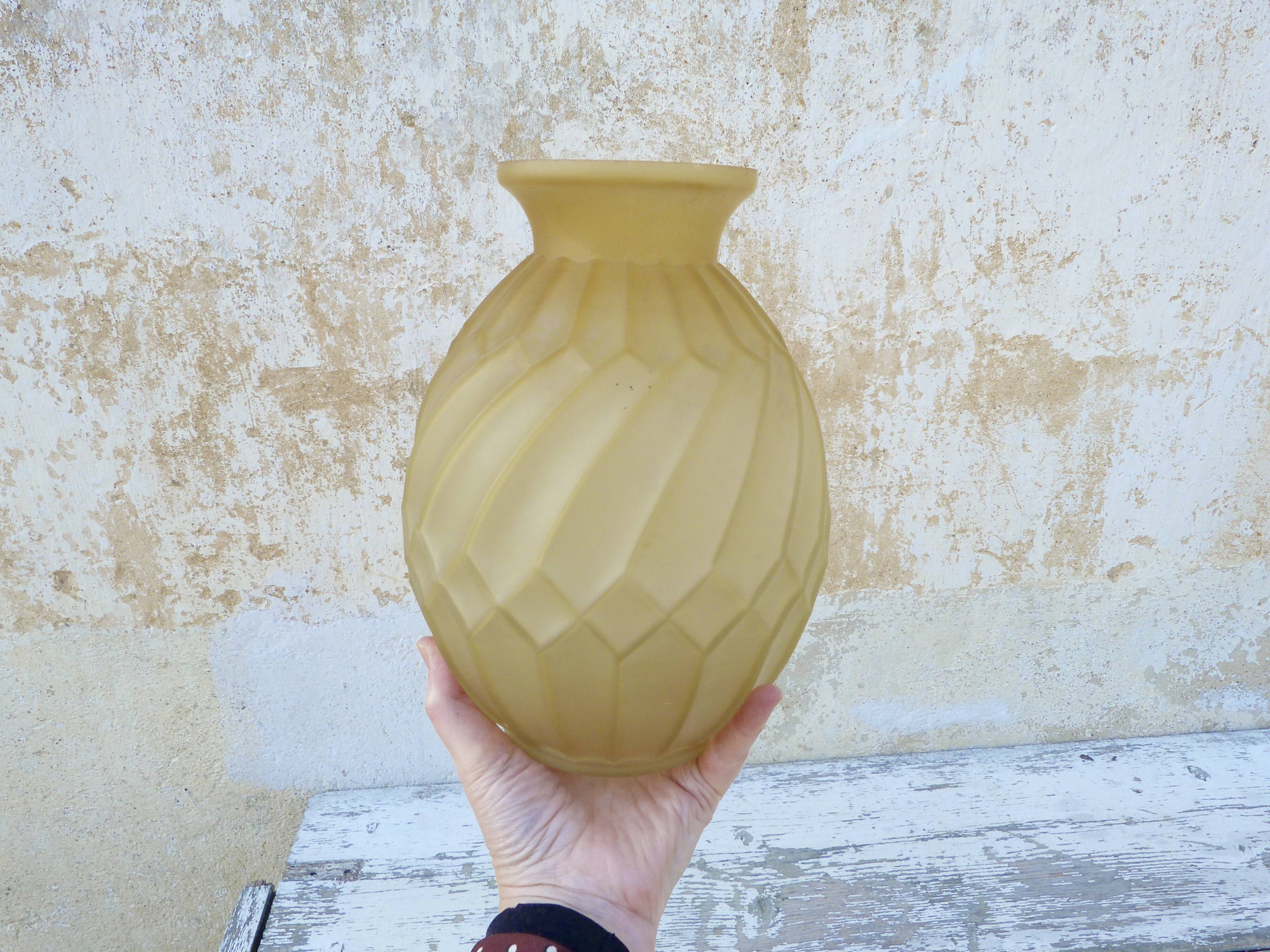Vase Art Deco en verre pressé moulé jaune, 1920