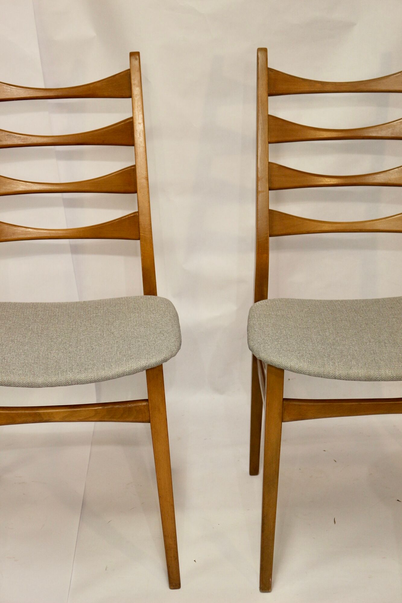 Set of 4 Scandinavian chairs year 50-60 restored anti-stain fabric gray cloud.