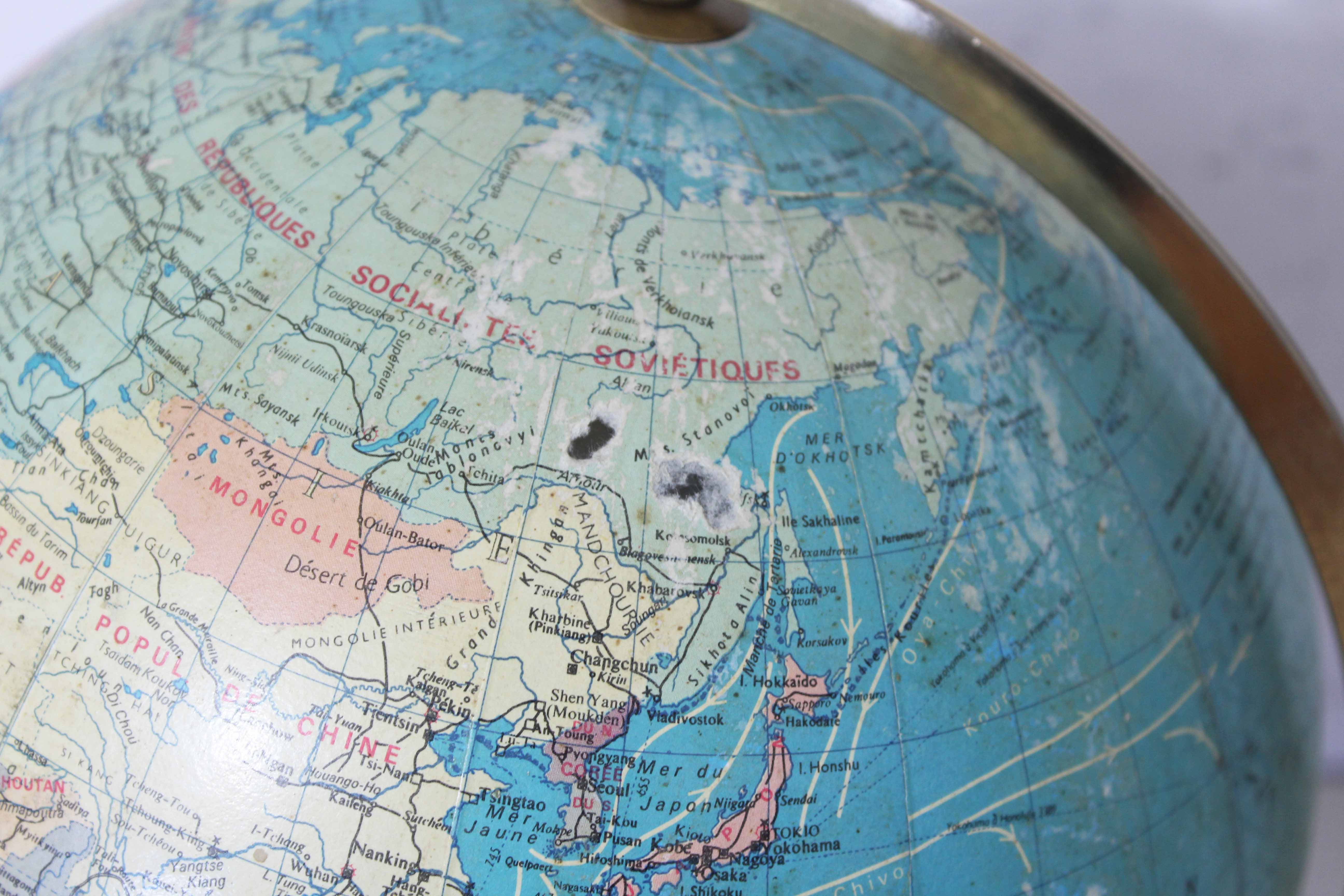 Luminous world map in tripod glass