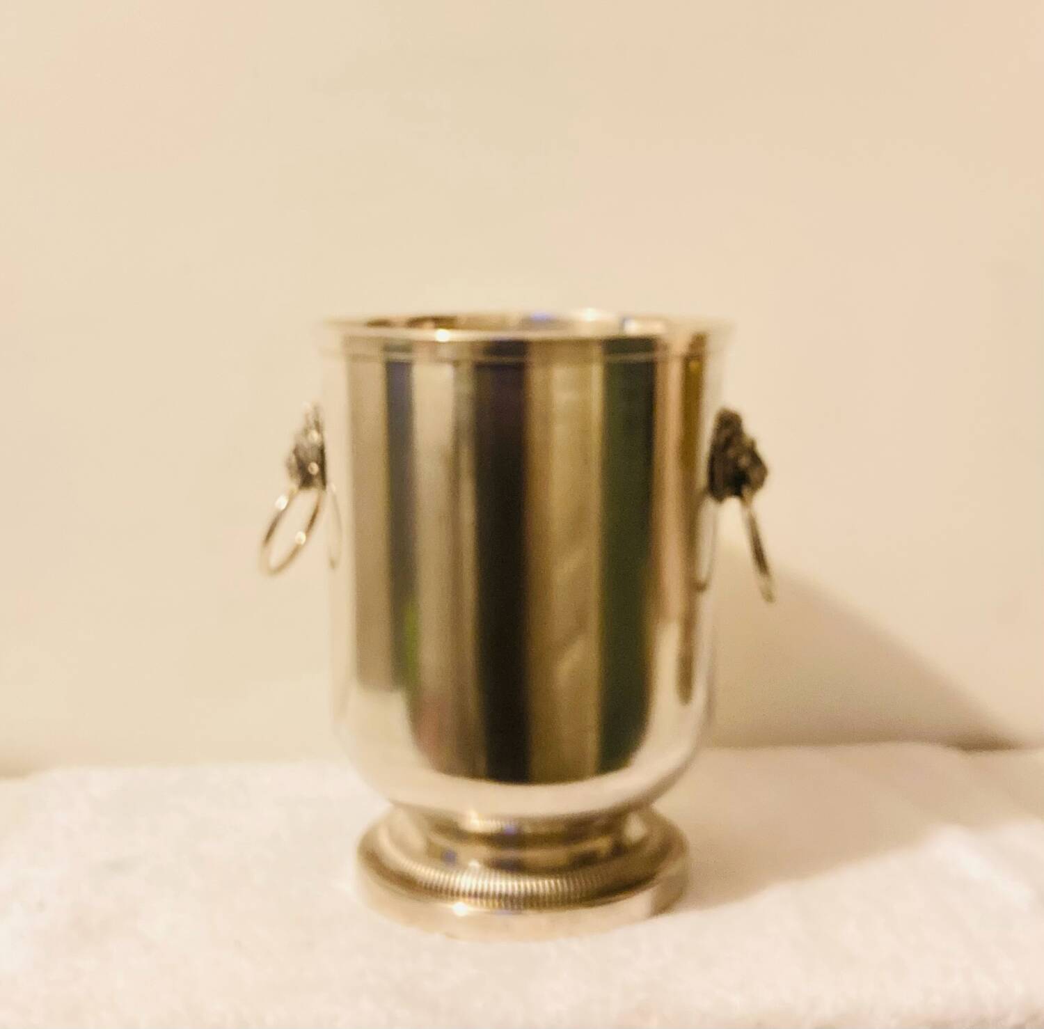 Silver-plated champagne bucket with lion heads from the 20th century, stamped.