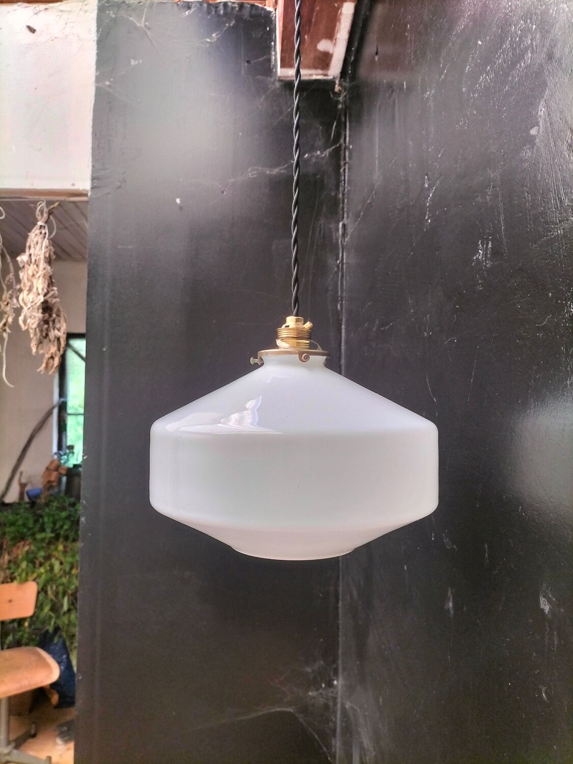 Opaline suspension