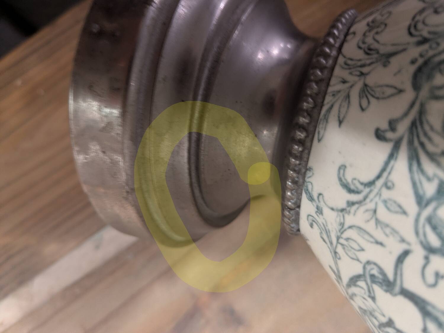 Set of 2 ceramic and metal flower pots