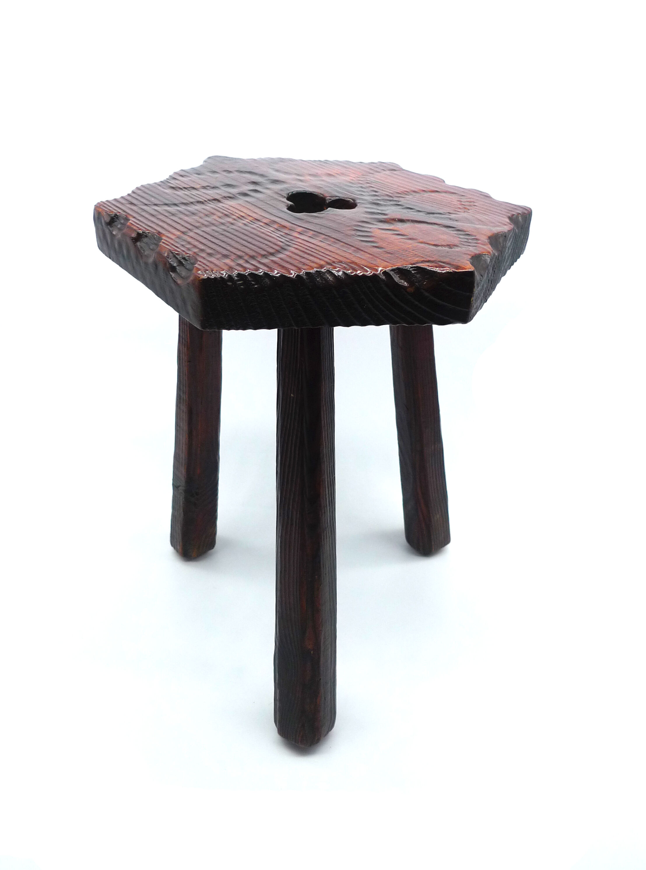 Tabouret trépied en bois brutaliste