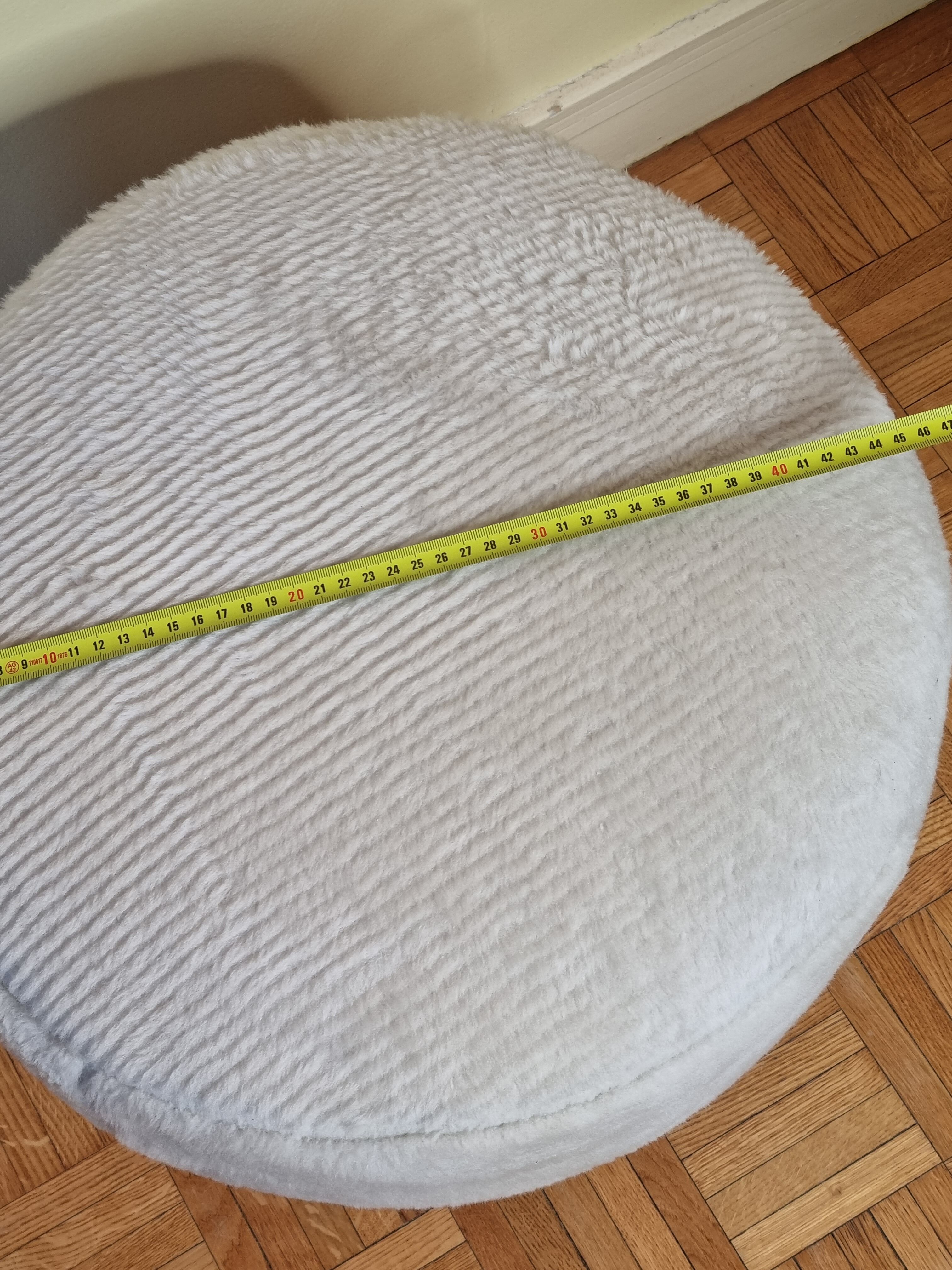 Round pouf in textured sheepskin, 44 cm