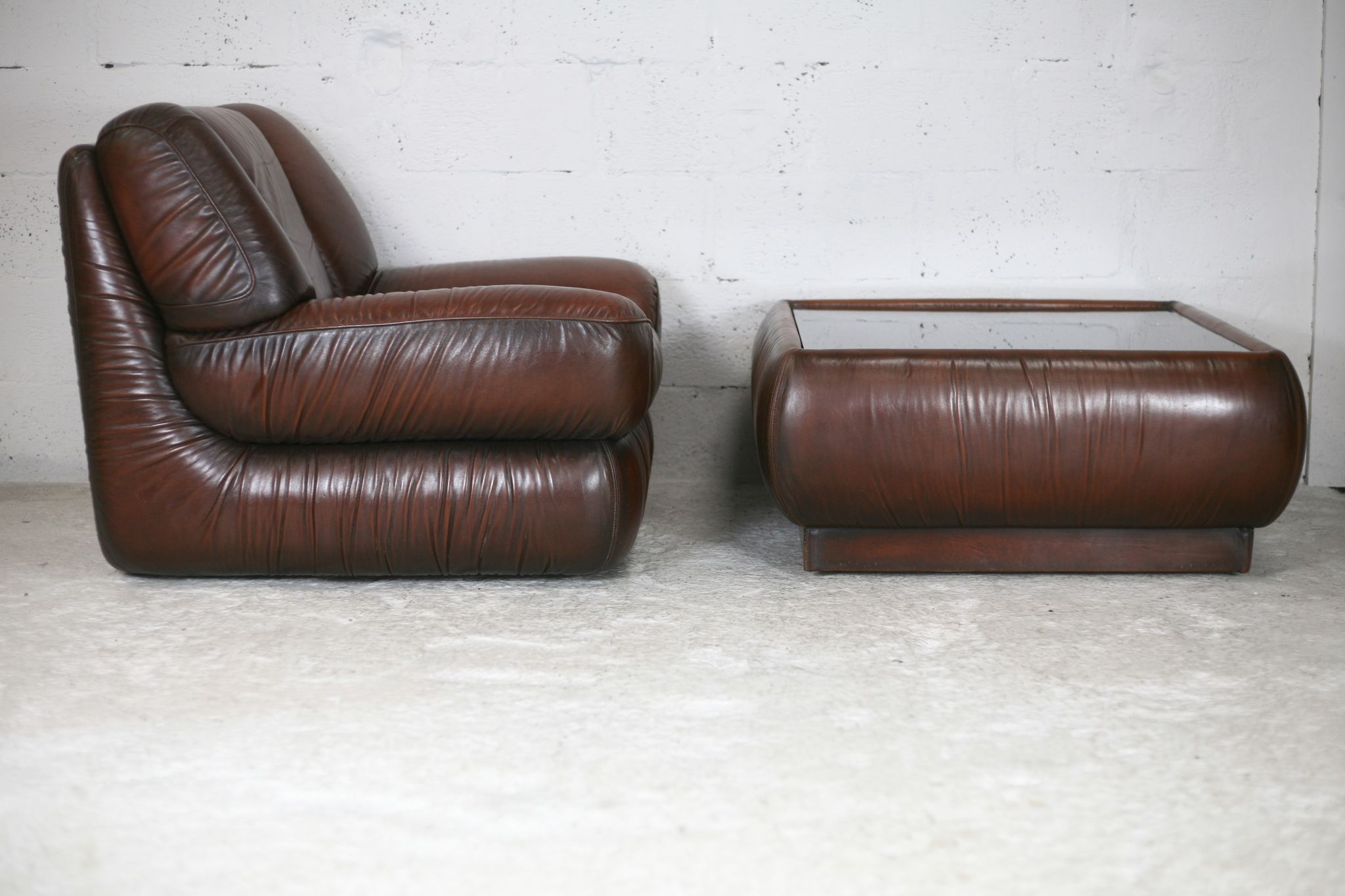 Ensemble fauteuil et table basse cuir, Italie, circa 1970. space age