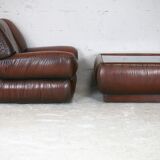 Ensemble fauteuil et table basse cuir, Italie, circa 1970. space age