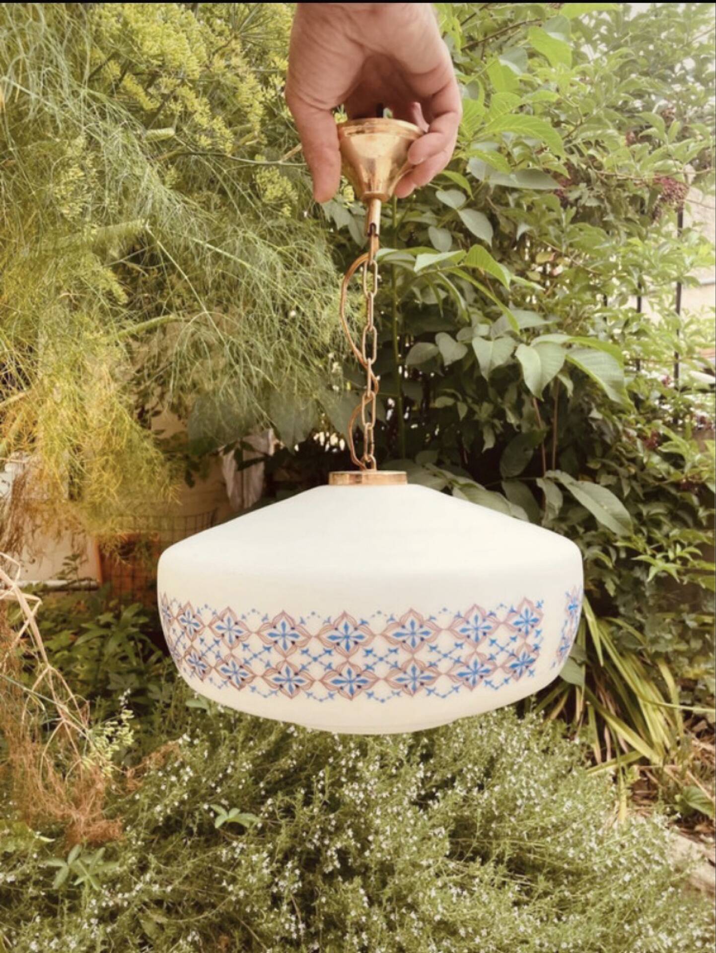 Suspension in opaline milk glass