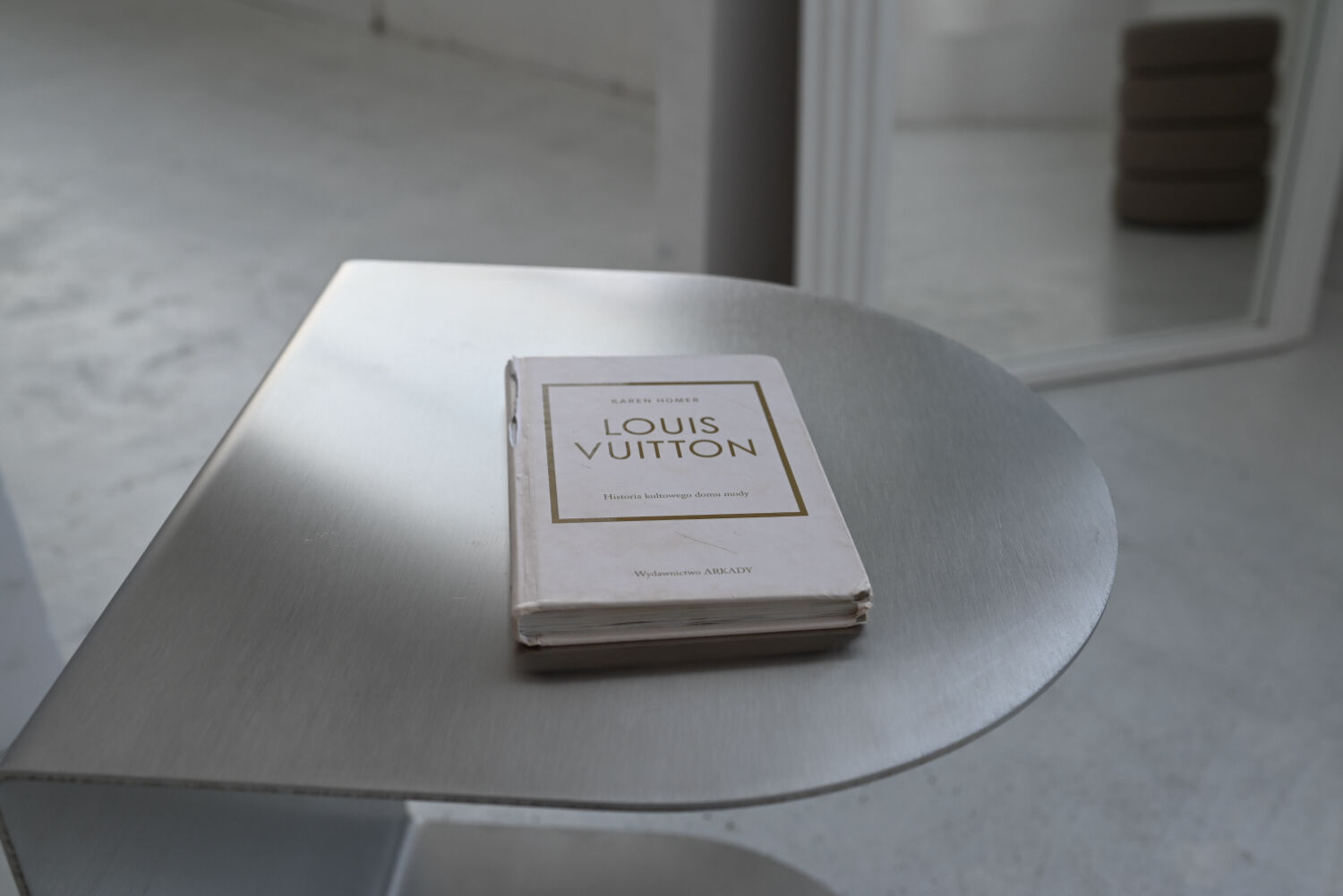 Table d'appoint en acier inoxydable en forme de C Veliento