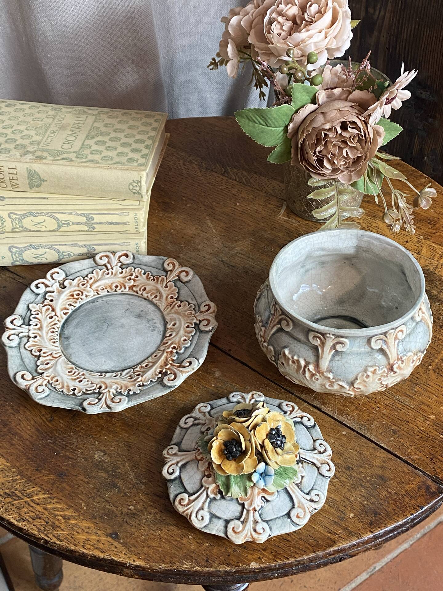 Bonbonnière in slipware