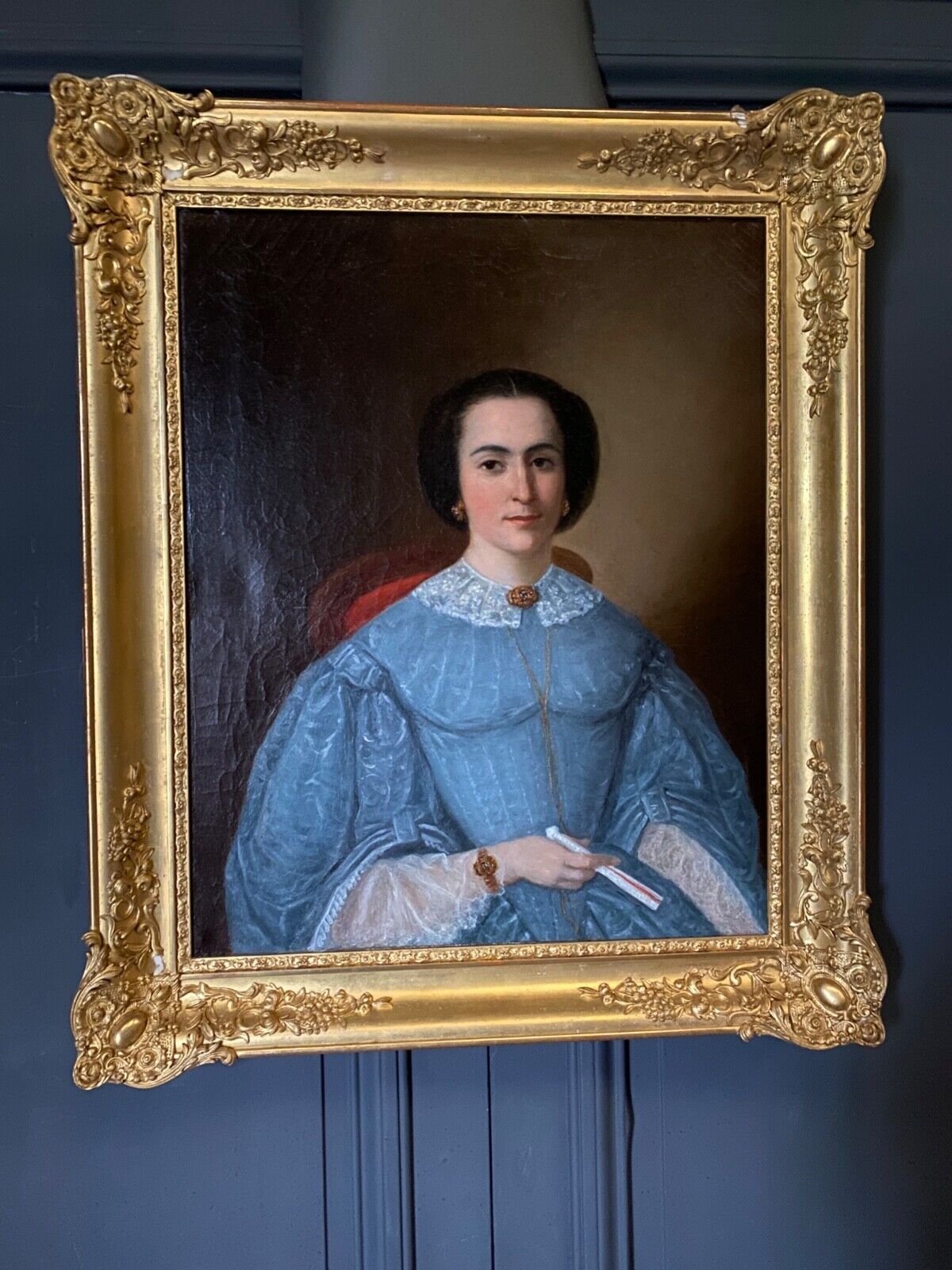 Huile sur toile Portrait de femme en robe bleue et éventail Milieu XIXe