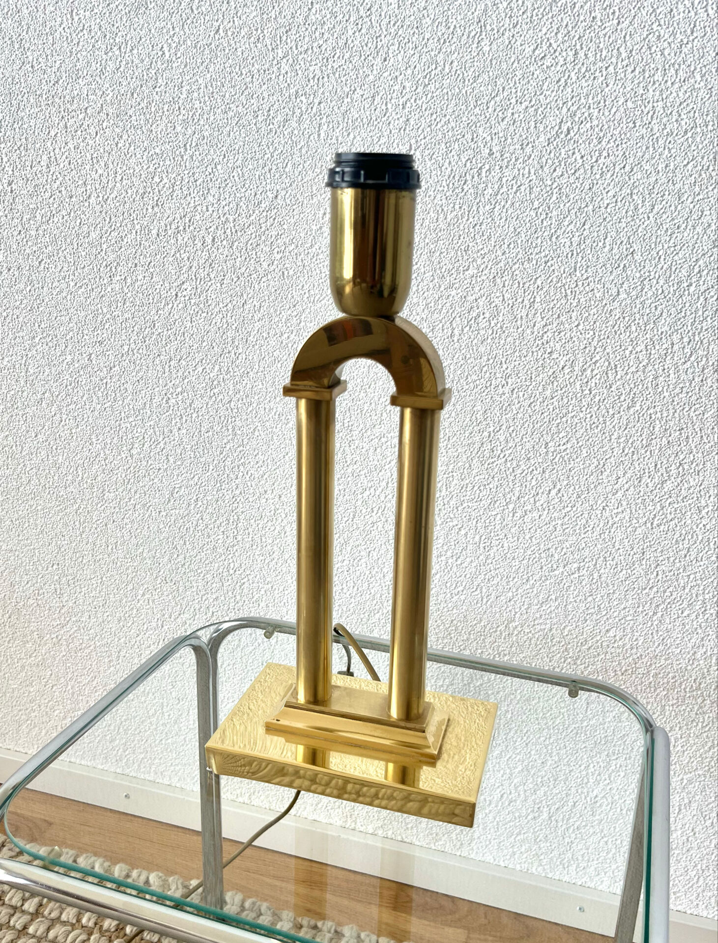 Vintage table lamp in gilded brass Hollywood Regency style.