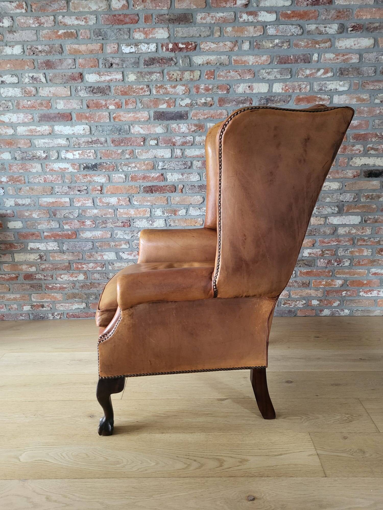 Antieke cuir Chesterfield wingback ourfauteuil Chippendale style cognac