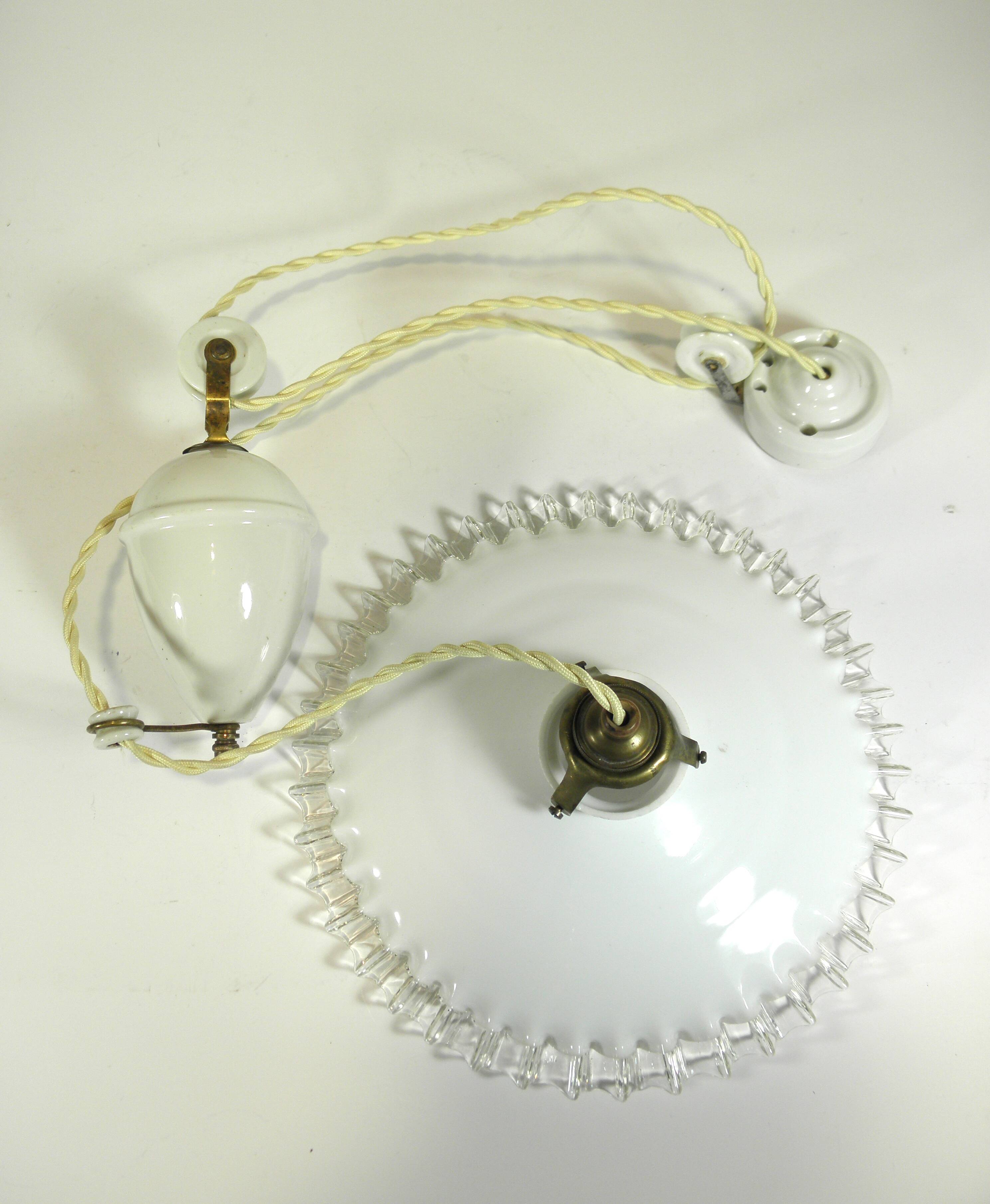 "Rise and fall" suspension in opaline and porcelain