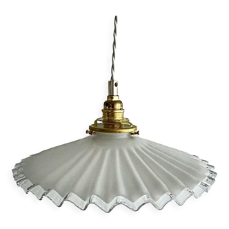 Suspension in electrified serrated white opaline to nine