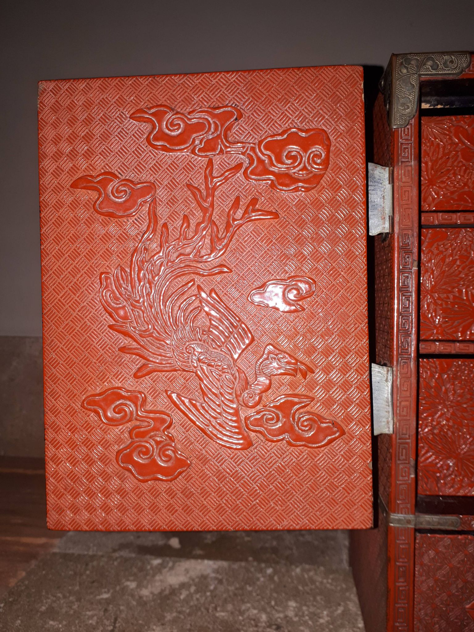 Japanese cabinet in cinnabar red lacquer, Japan Meiji era