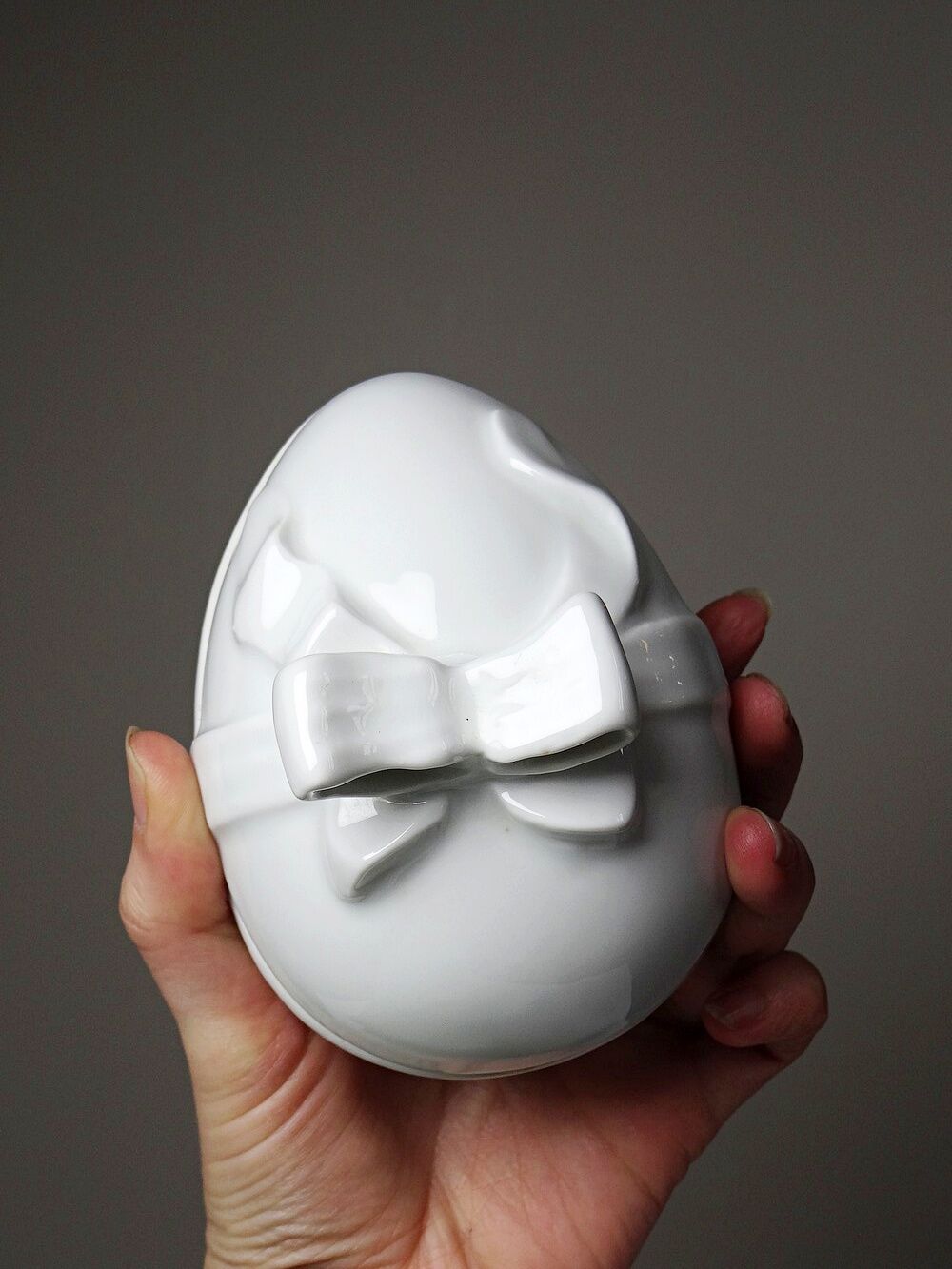 Jewellery box or Easter sweet jar in white porcelain Apilco Deshoulières