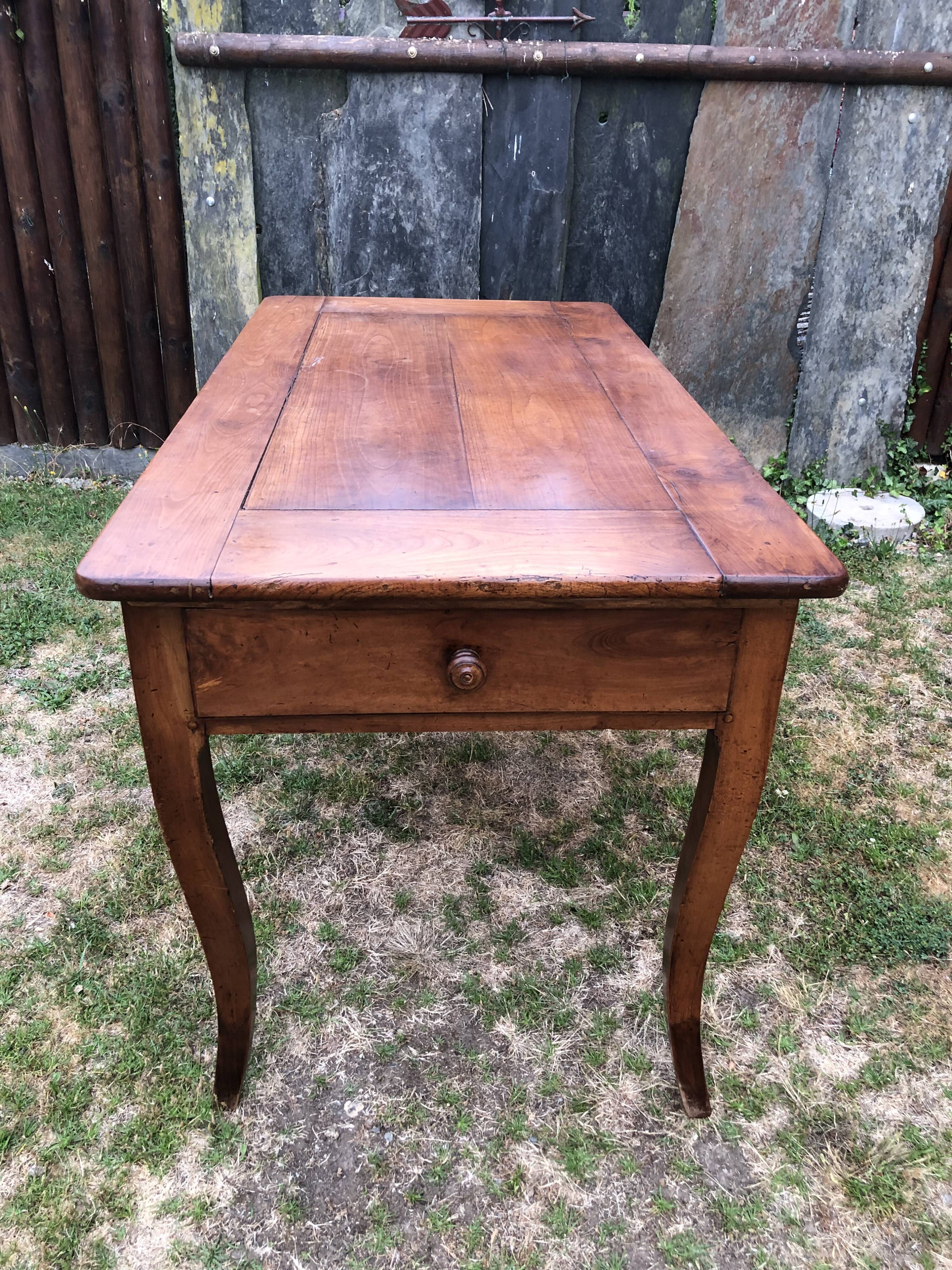 Table de ferme ancienne de style Louis XV à piétement dit pied biche en cerisier massif à 2 tiroirs