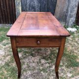 Table de ferme ancienne de style Louis XV à piétement dit pied biche en cerisier massif à 2 tiroirs