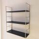 Golden wire shelf in metal with a wood effect.