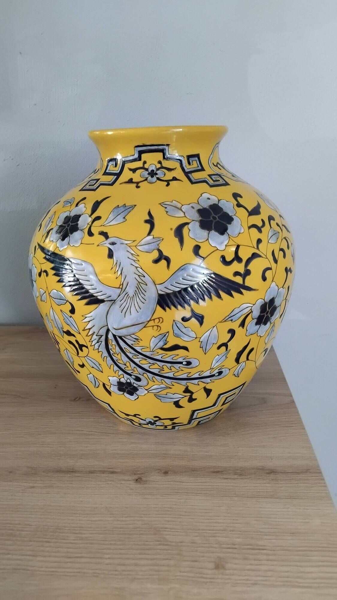 Pair of Chinese faience vases with Asian dragon decor in a Japonese style.