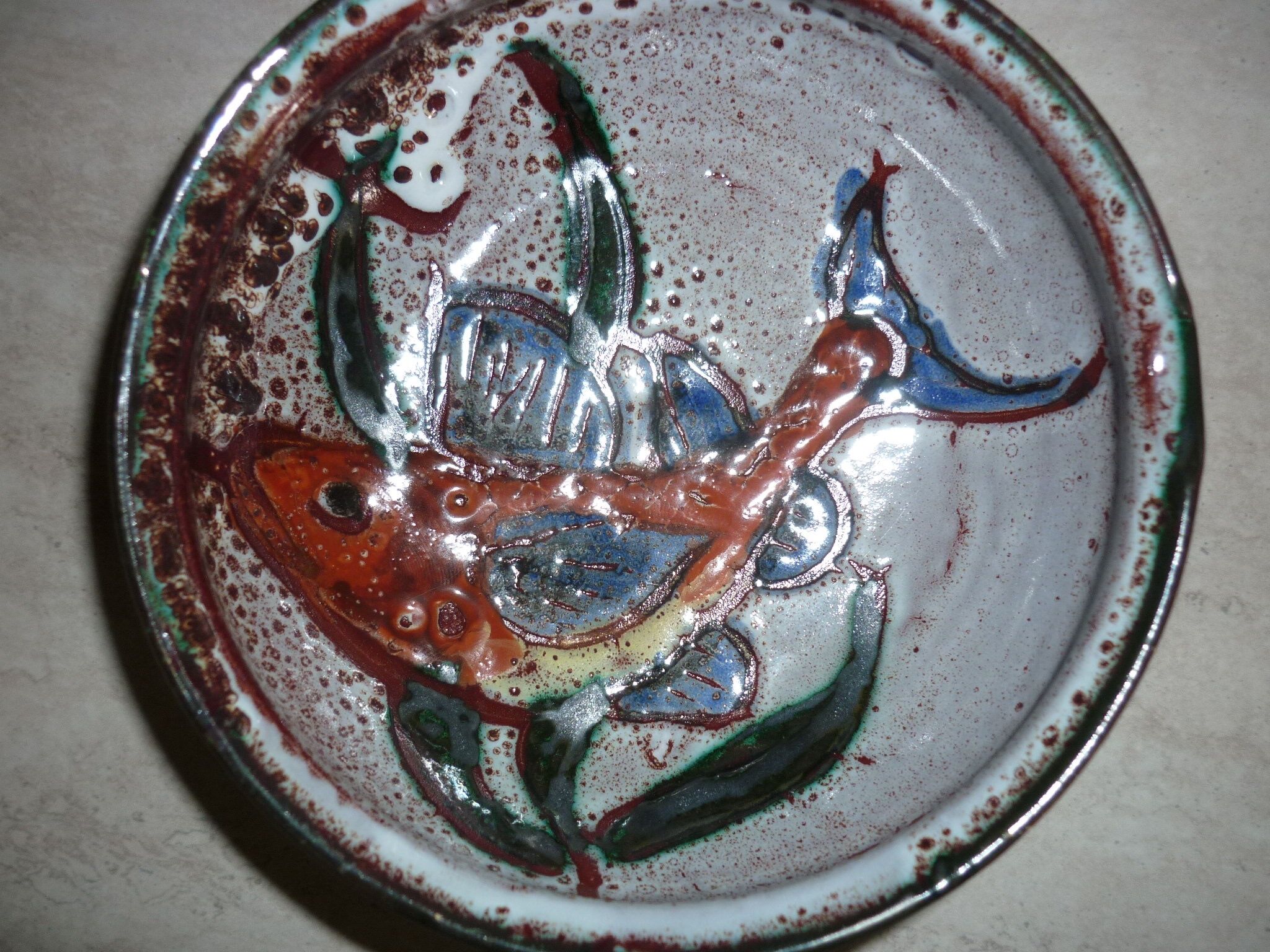 Frying pan with fat lava and ceramic fish decor