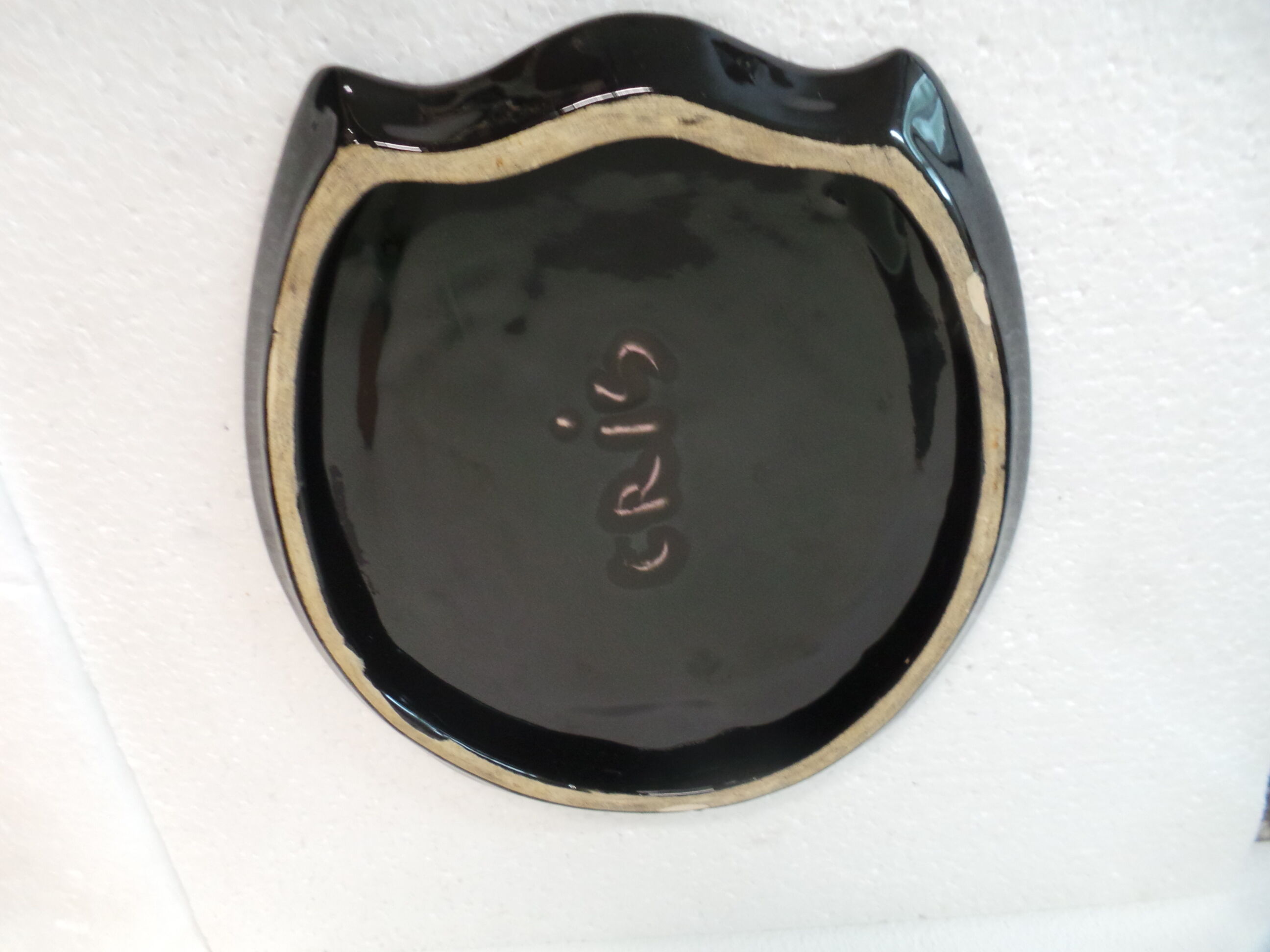 Centre-table dish shaped like horseshoe in ceramic