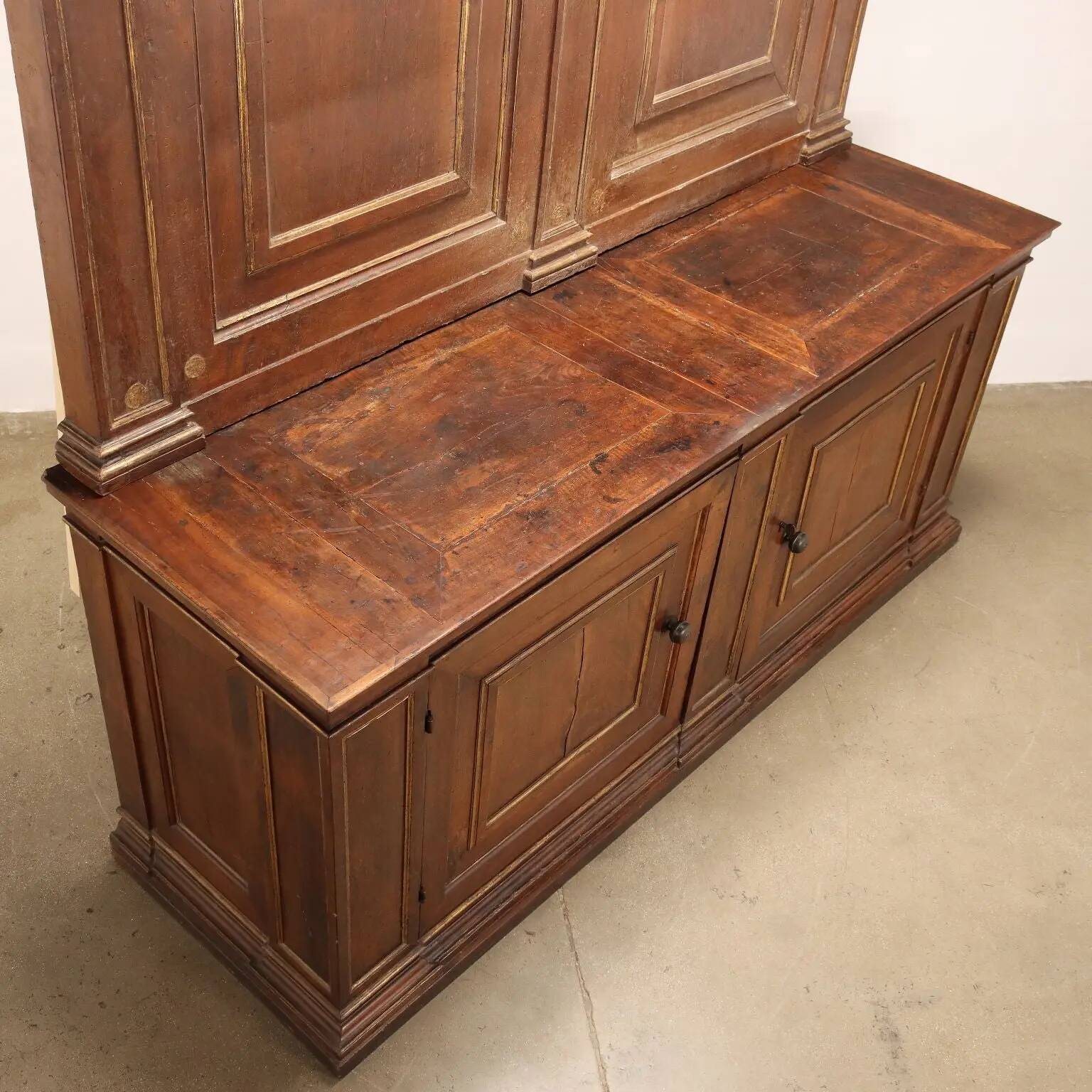 Ancien buffet avec étagère en noyer, Italie, XVIIe siècle