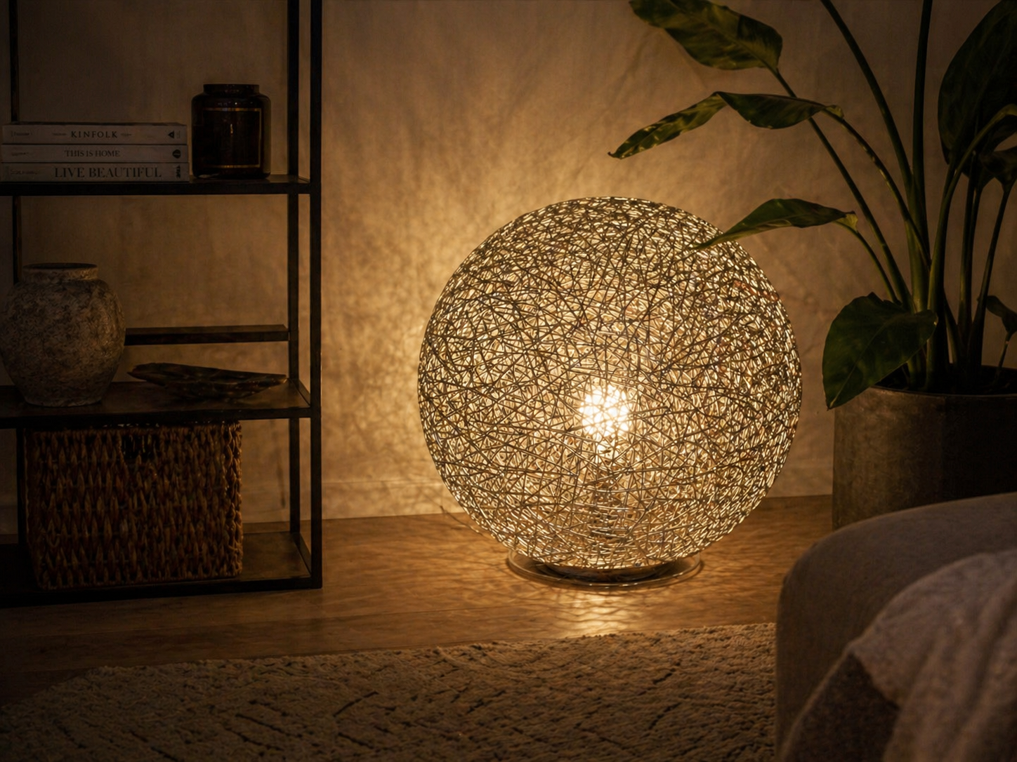 Wireframe spherical lamp