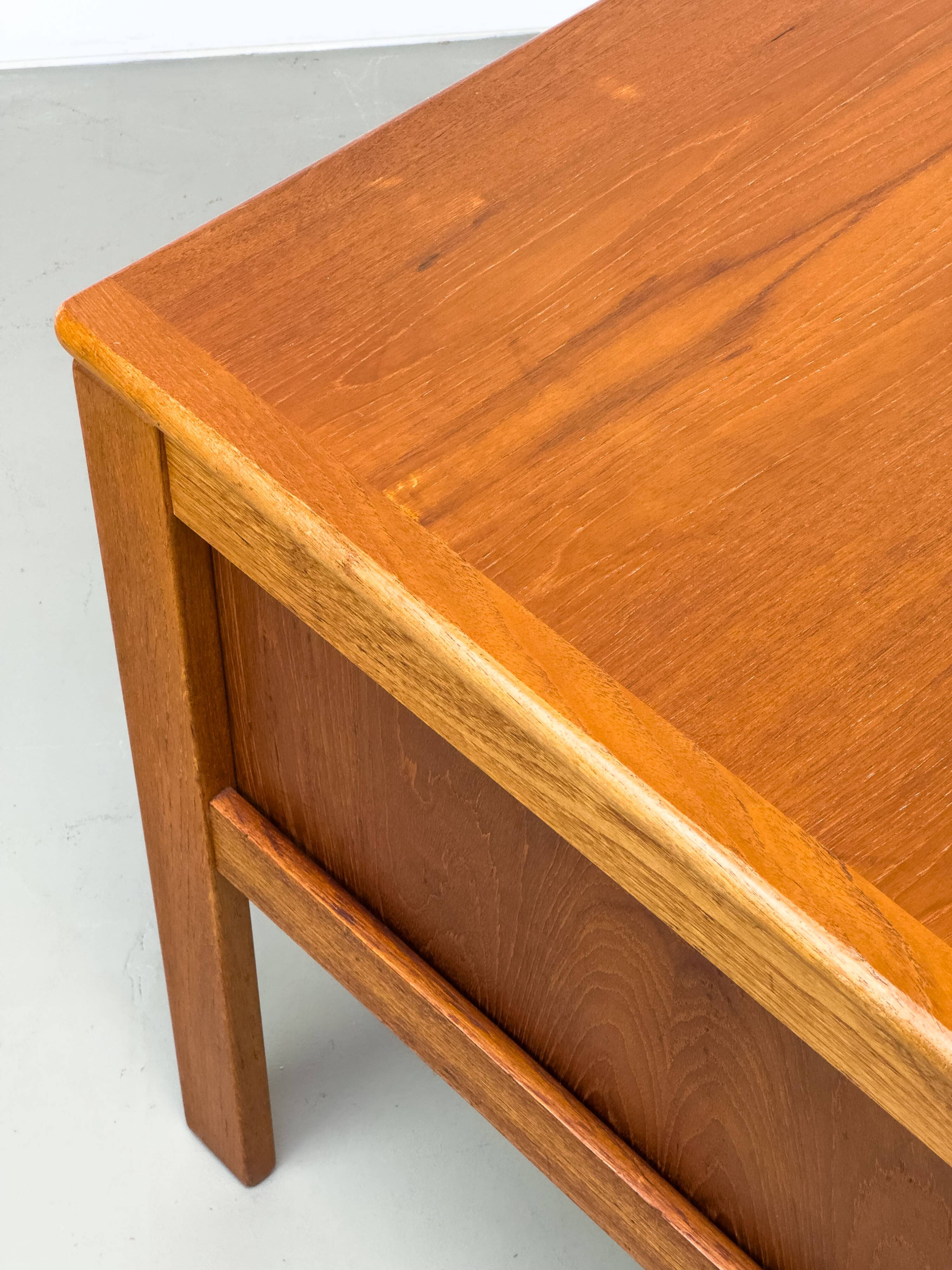 Bureau autoportant en teck avec porte et tiroirs, années 1970