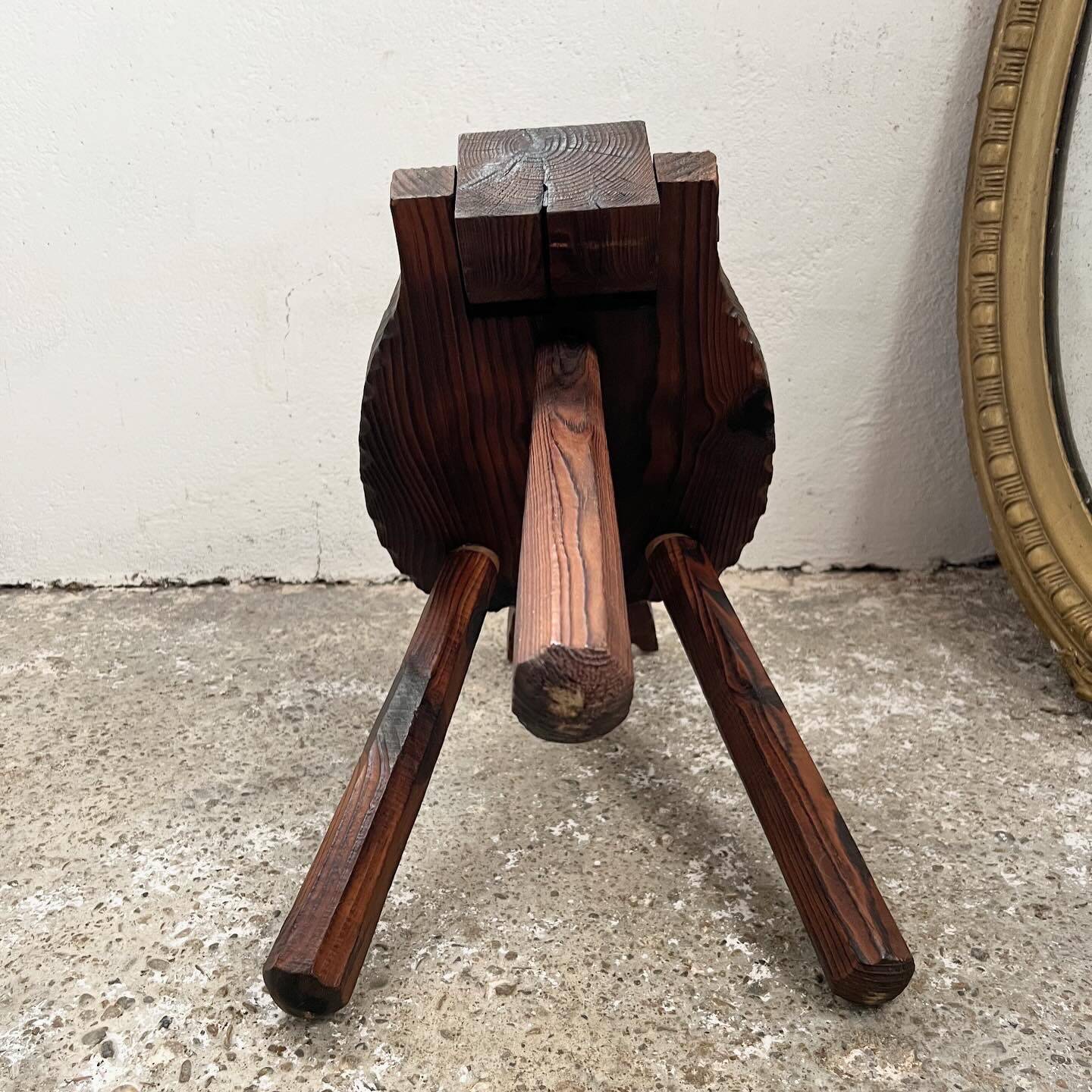 Folding tripod stool with cat back