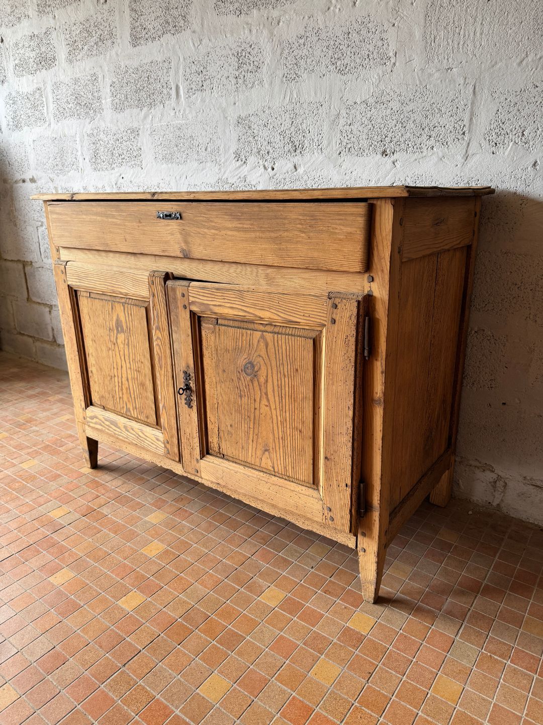 Antique sideboard with 2 doors