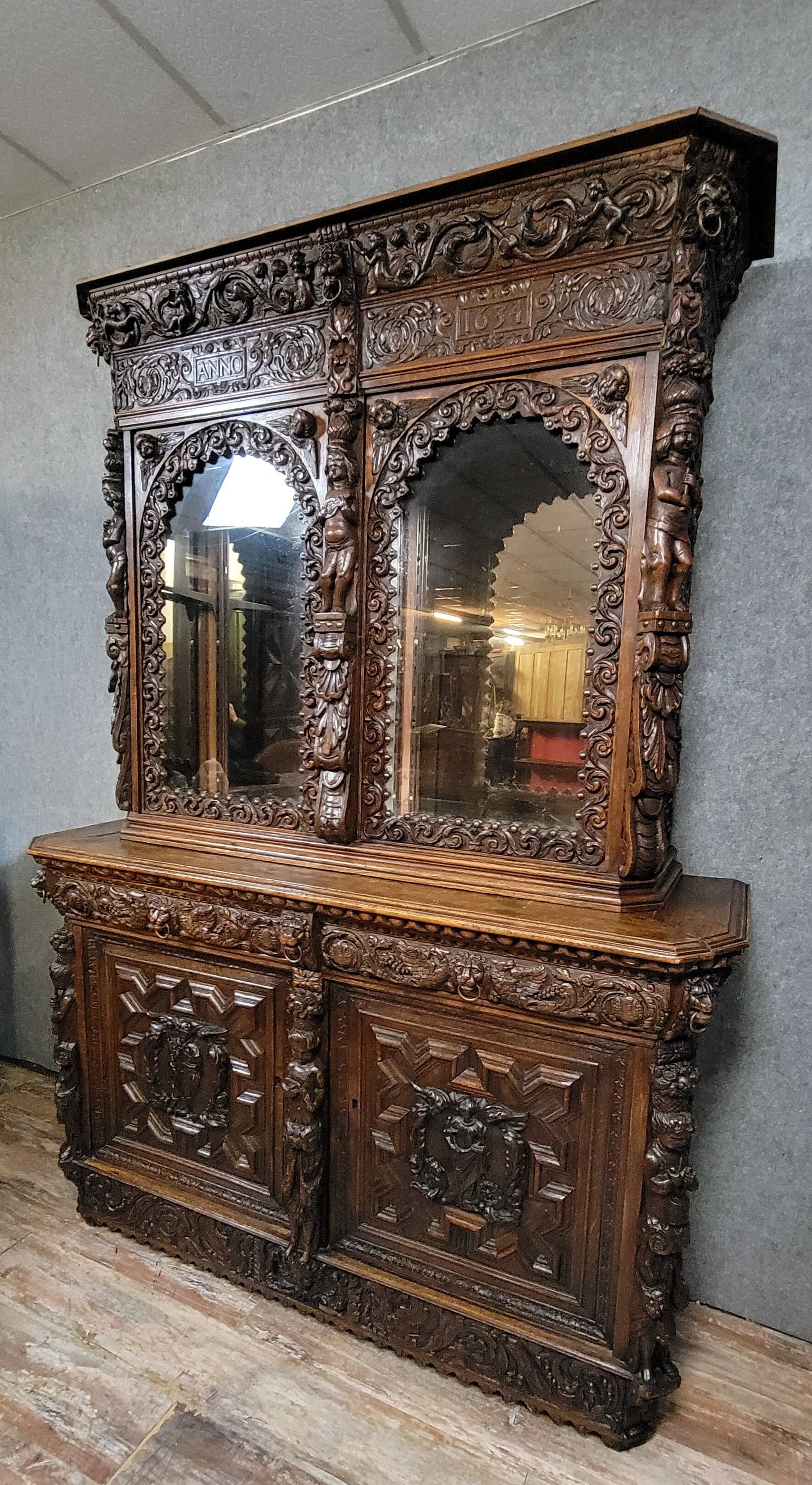Buffet deux-corps style Renaissance Italienne en chene massif