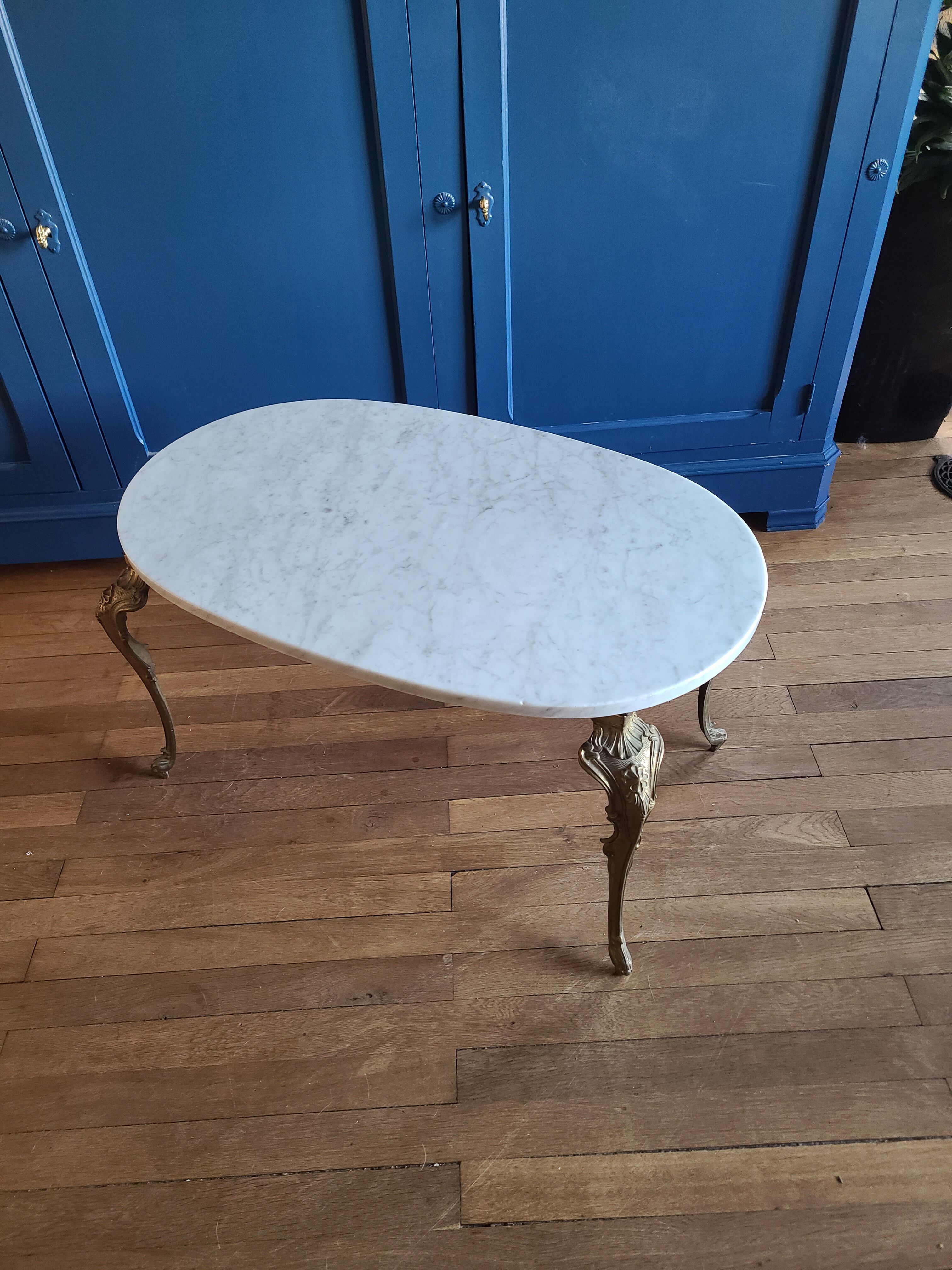 Coffee table in white Carrara marble