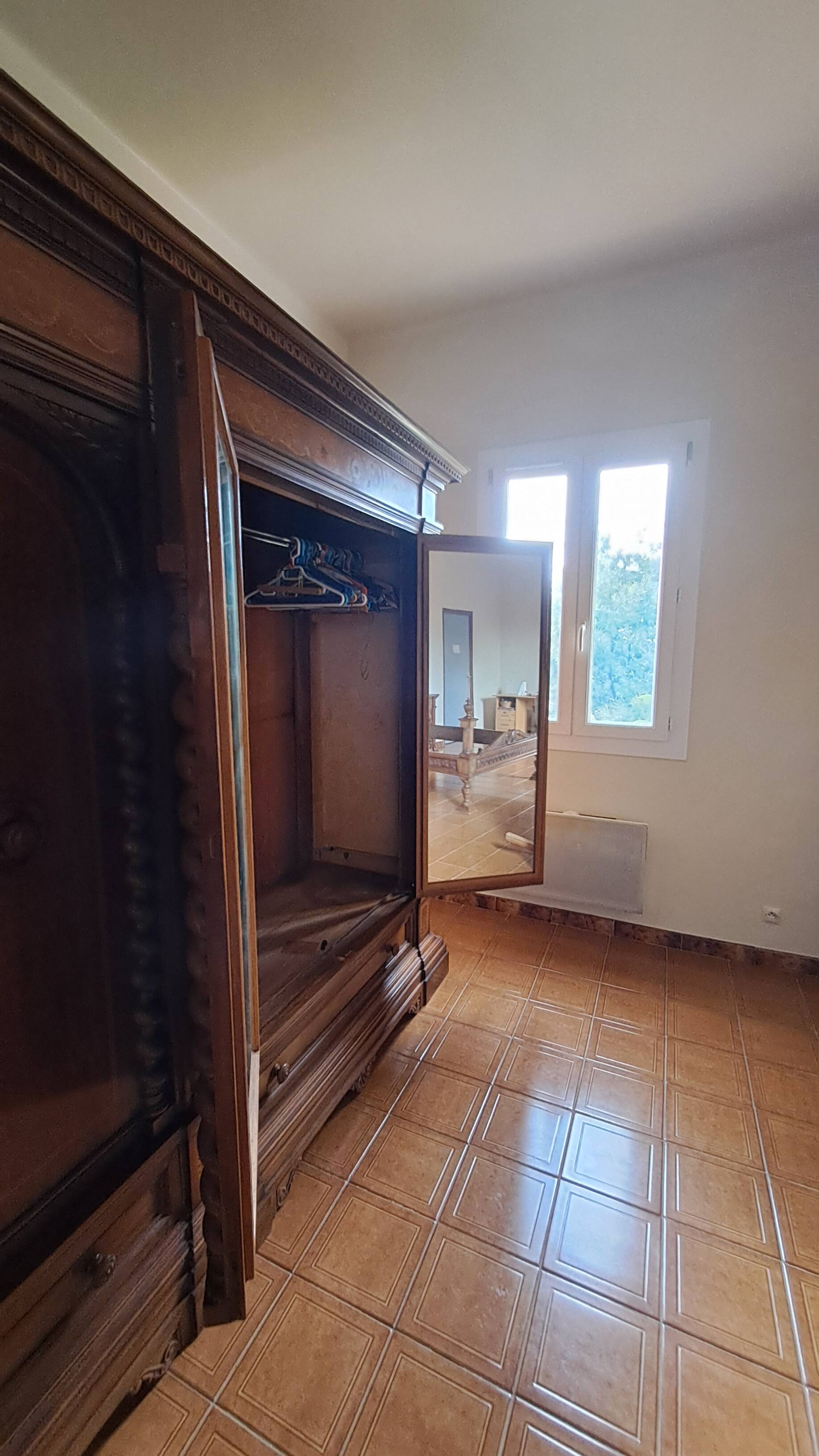 Wardrobe - neo-Renaissance in carved solid wood - possible lot sale