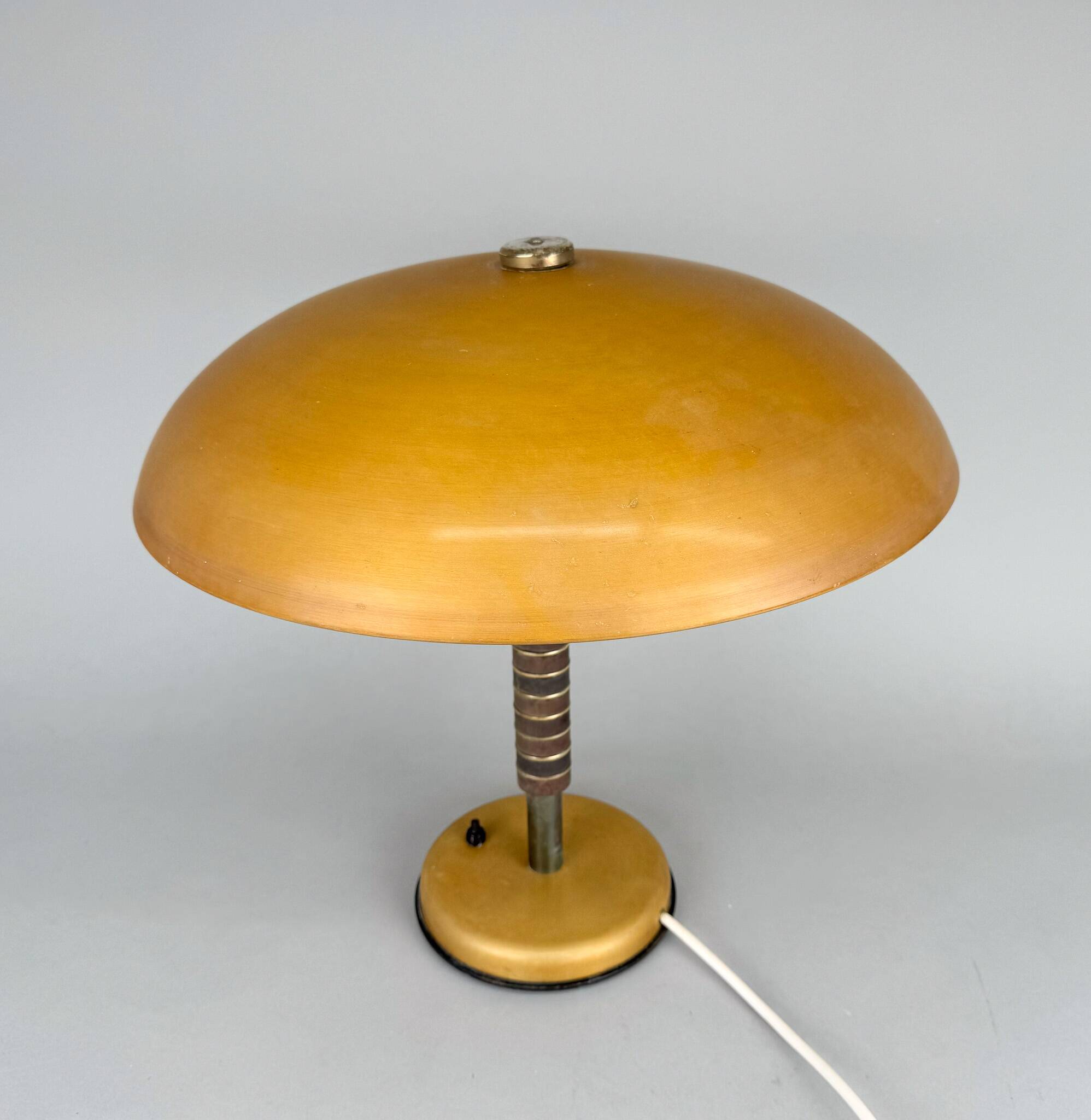 Lampe de table vintage Bauhaus en métal et bakélite