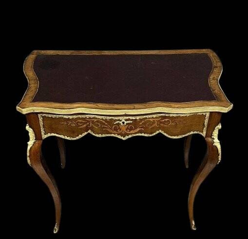 Bureau galbé style Louis XV en marqueterie