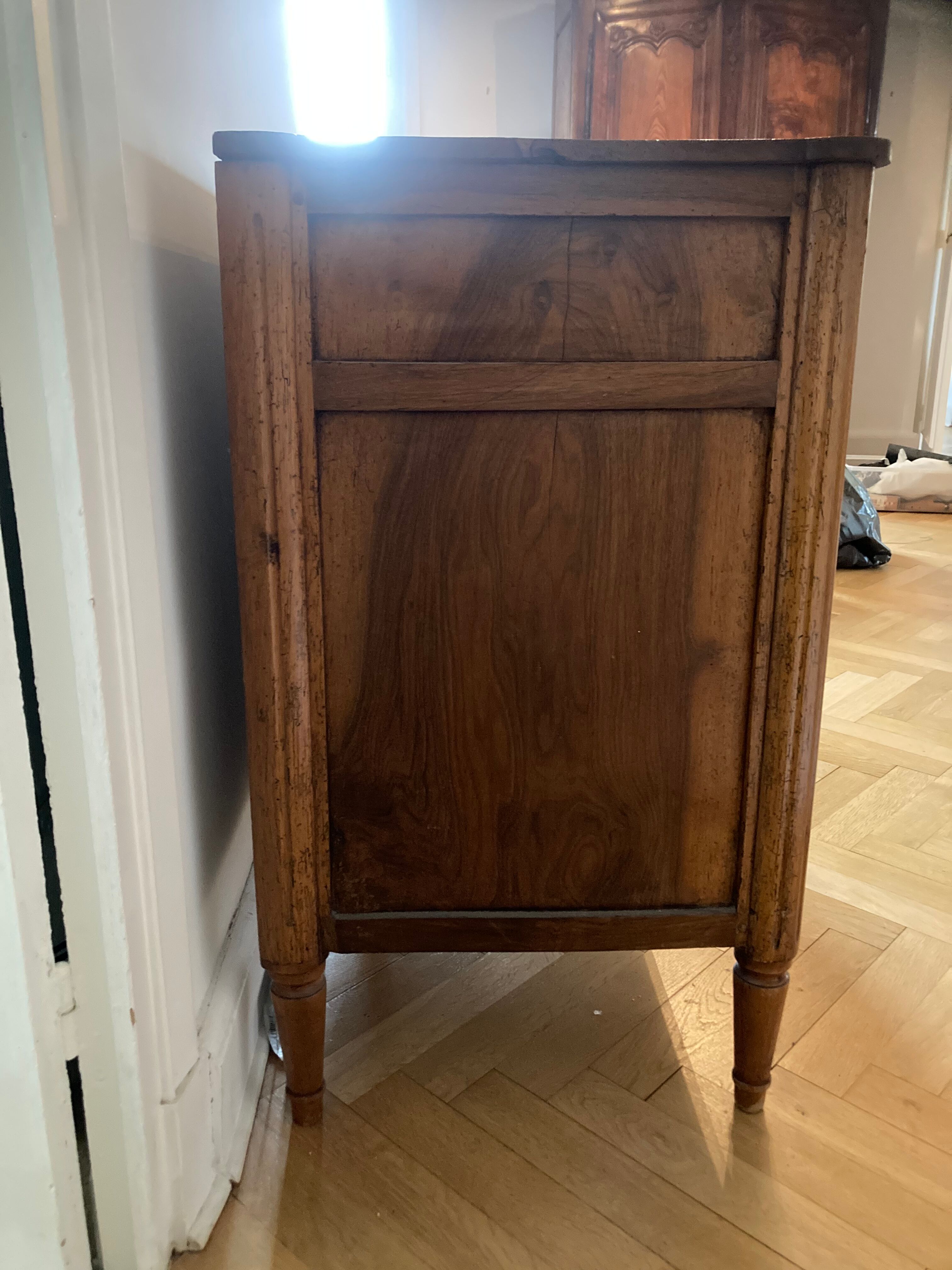 Commode en noyer Louis XVI