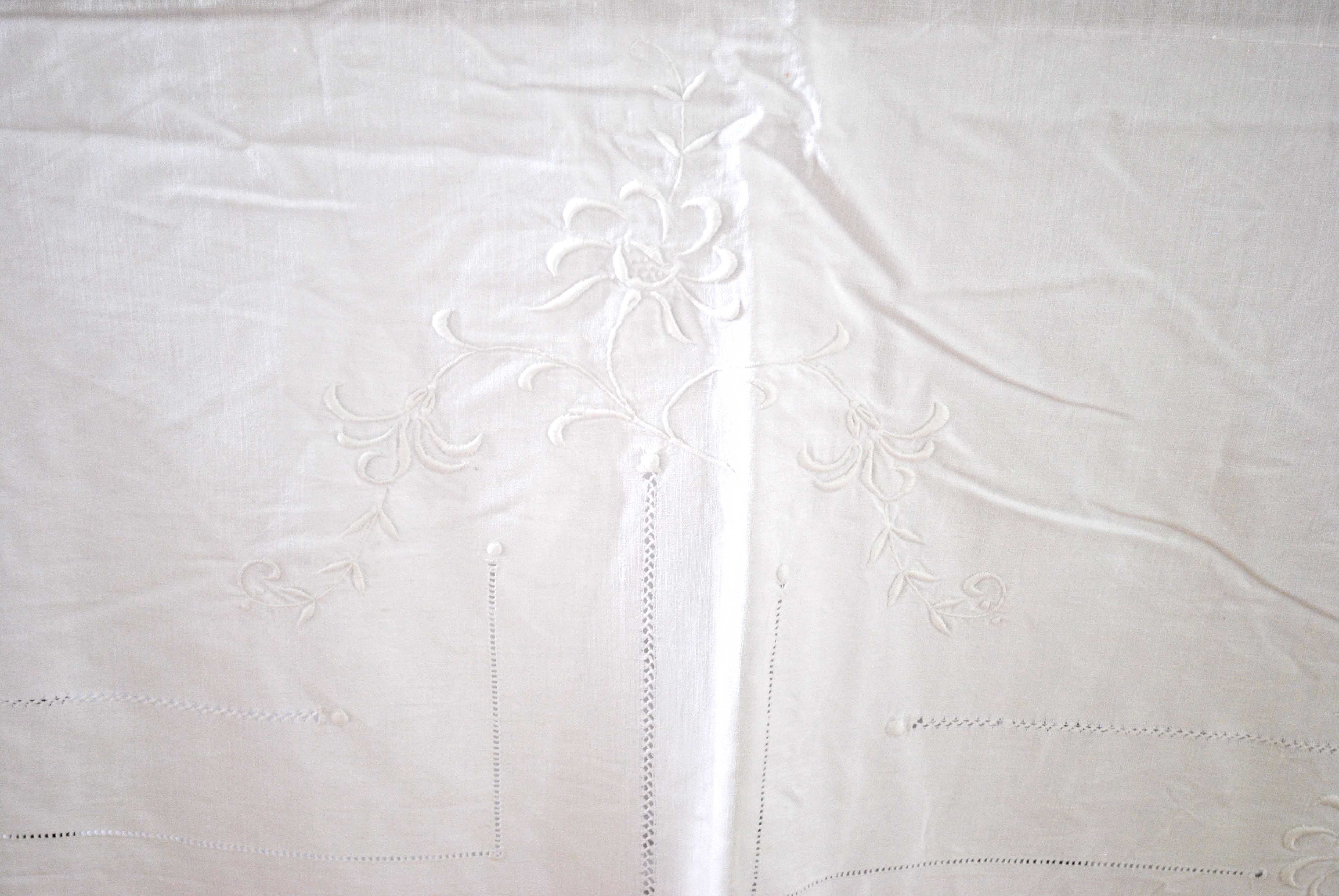 Antique sheets embroidered with flowers and decorated with crochet lace 230 * 320