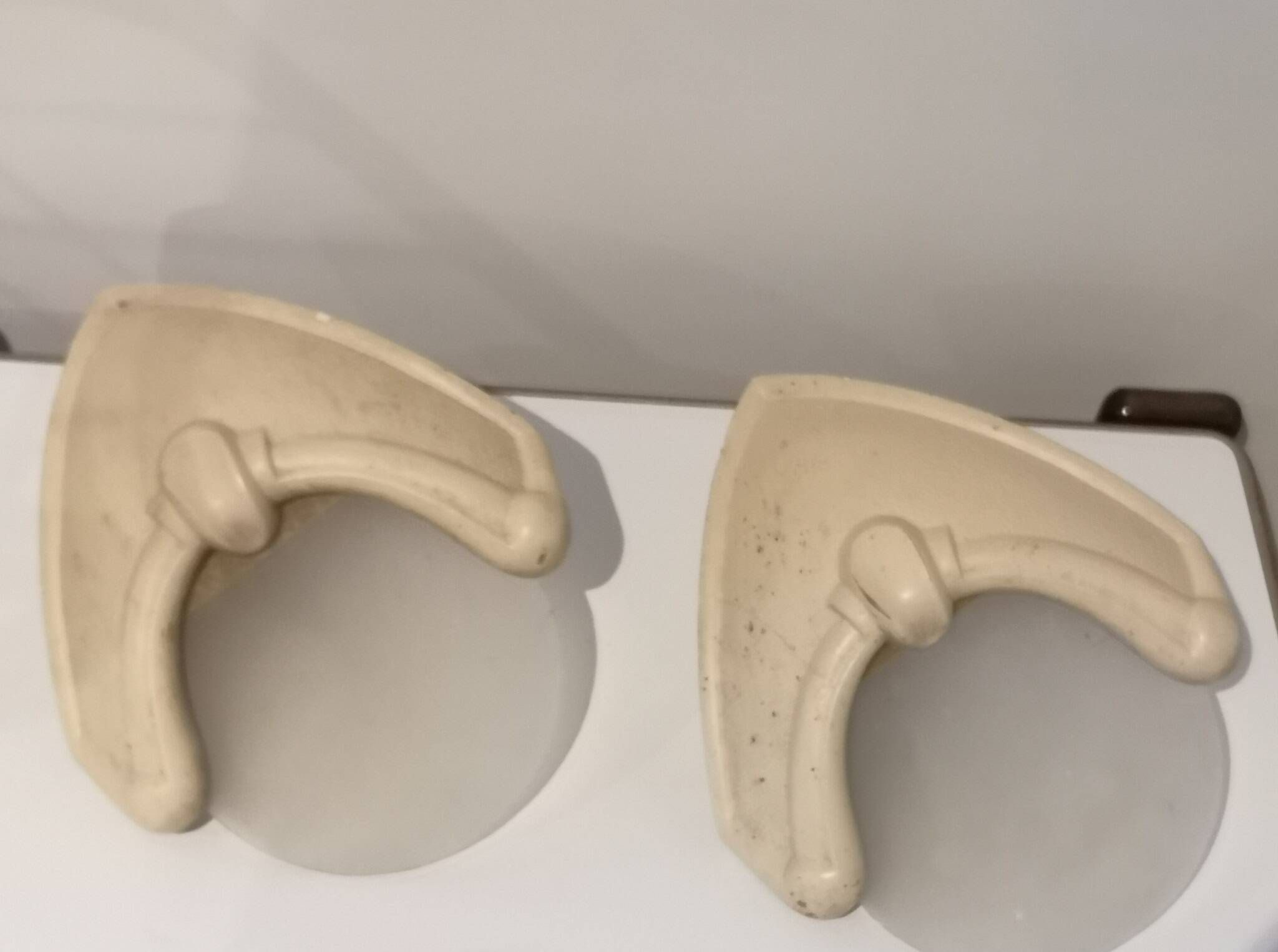 Pair of Art Deco corner wall lights in plaster and acid-etched glass, 1930s.