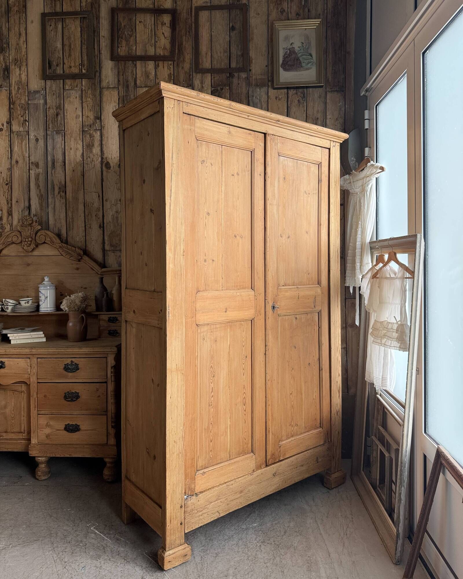 Armoire lingère ancienne en pin massif (rénovée)