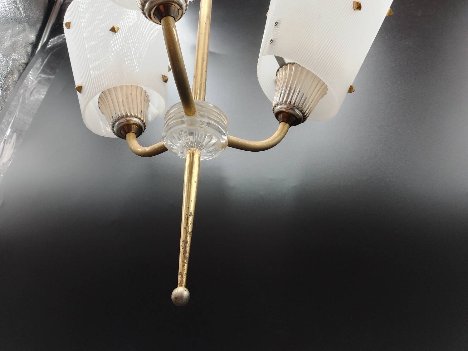 3-light chandelier in brass and plastic, 1960