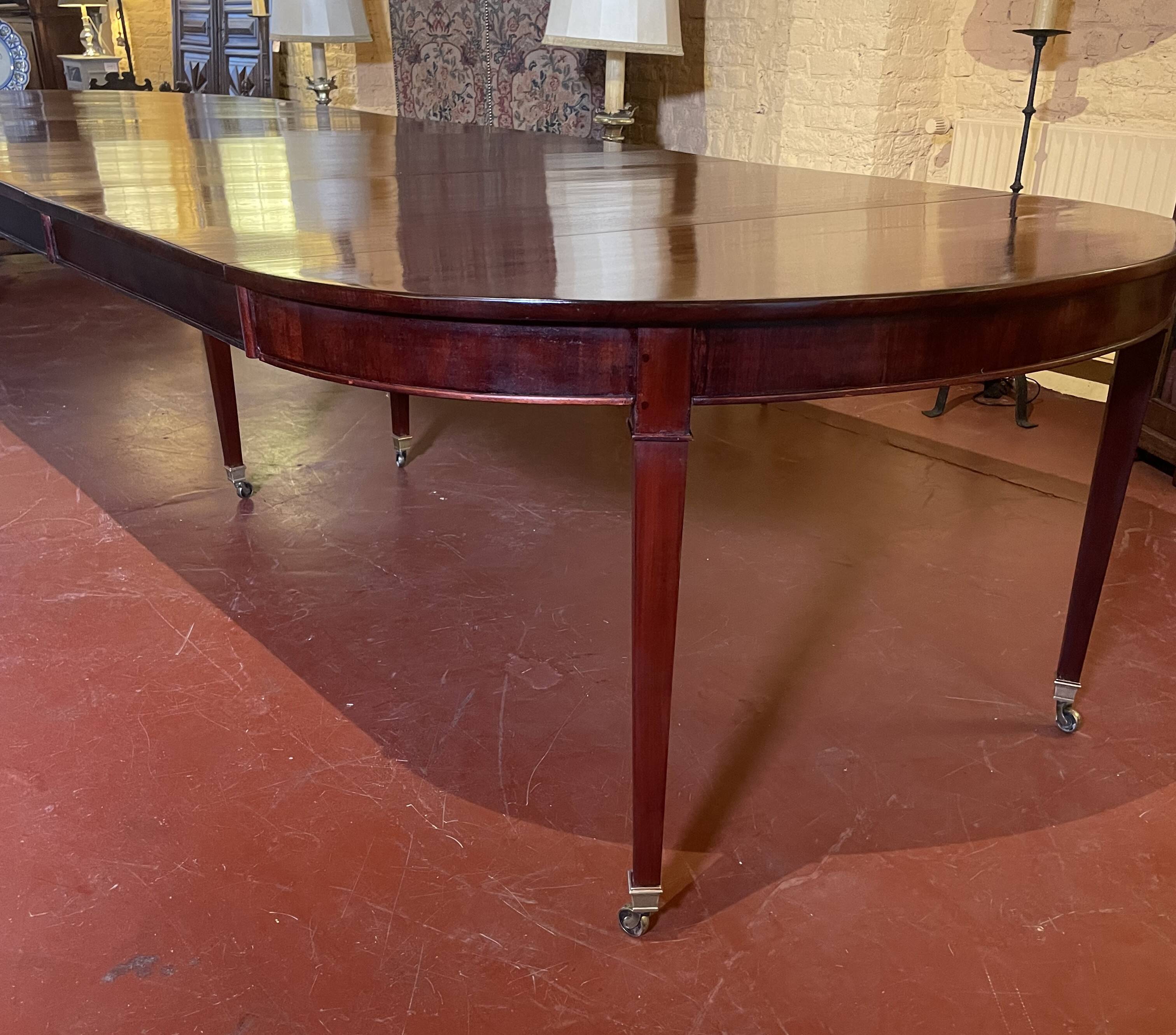 Extensible Louis XVI dining table in period Directoire mahogany.