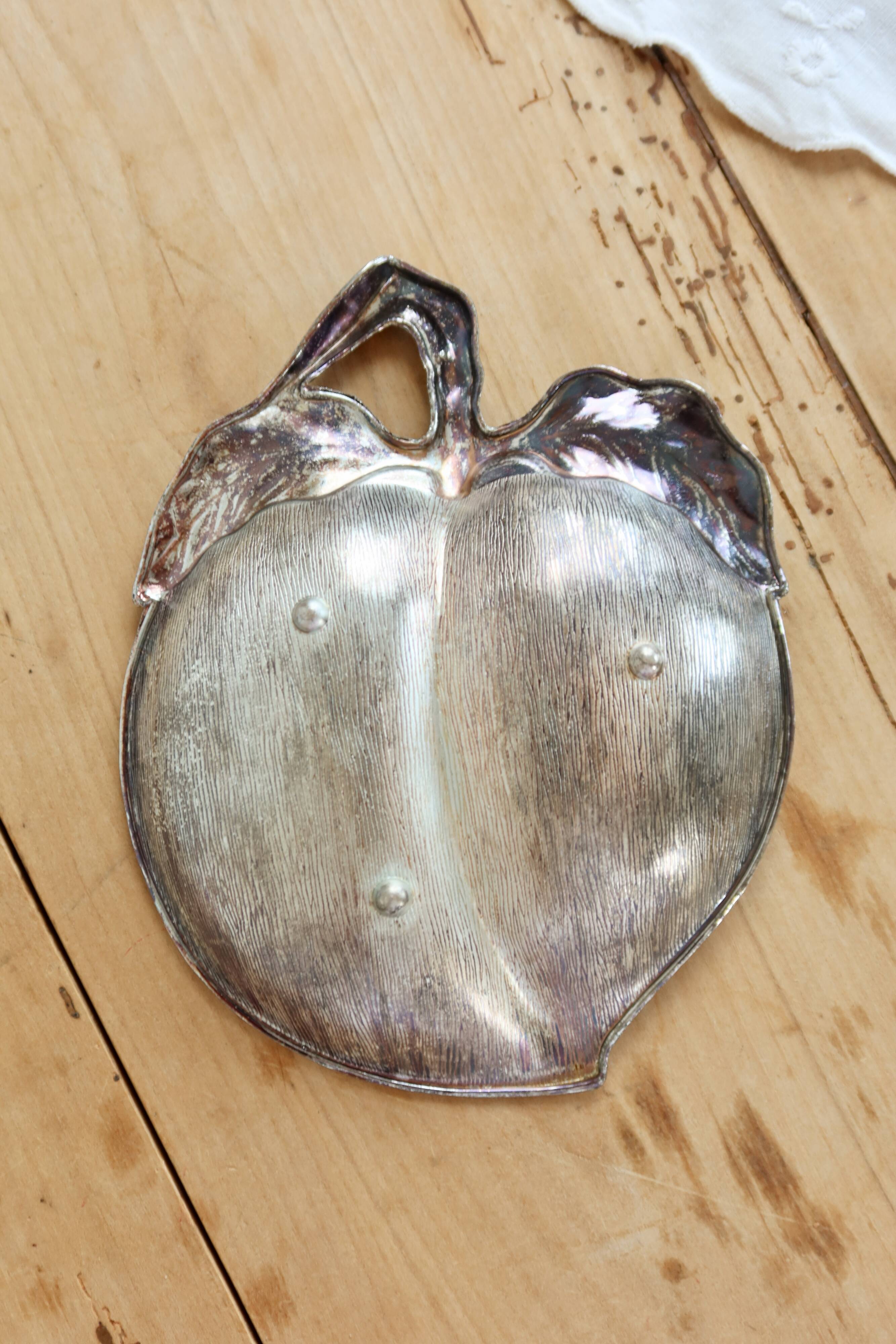 Coupelle vintage en métal argenté forme de pêche